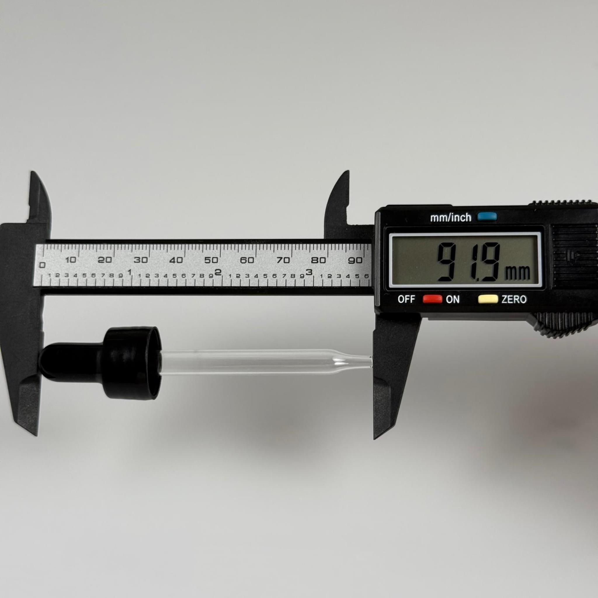 18 MM CAM DAMLALIKLI TAKIM - SİYAH EMZİK +  DELİKLİ PLASTİK DÜZ SİYAH KAPAK + 76 MM SİVRİ ( UCU İNCE ) CAM PİPET