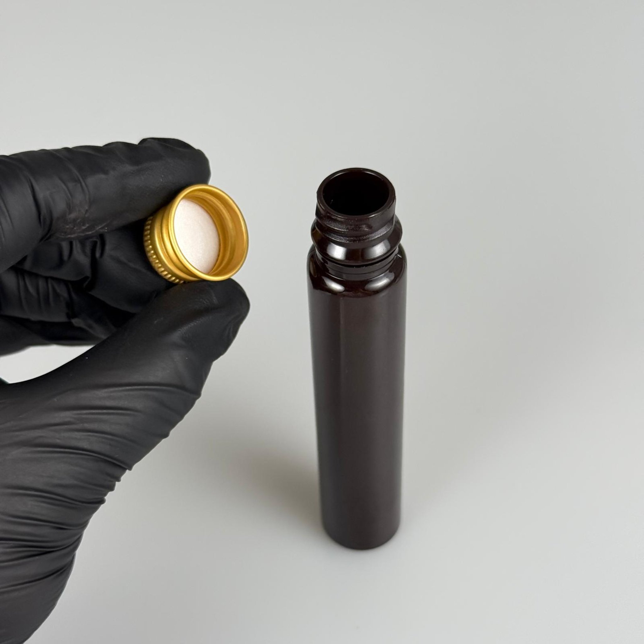 25 CC AMBER PLASTİK ŞİŞE + KÖPÜK CONTALI GOLD ALÜMİNYUM METAL KAPAKLI TAKIM - 25 ML KAHVERENGİ  PLASTİK ŞİŞE