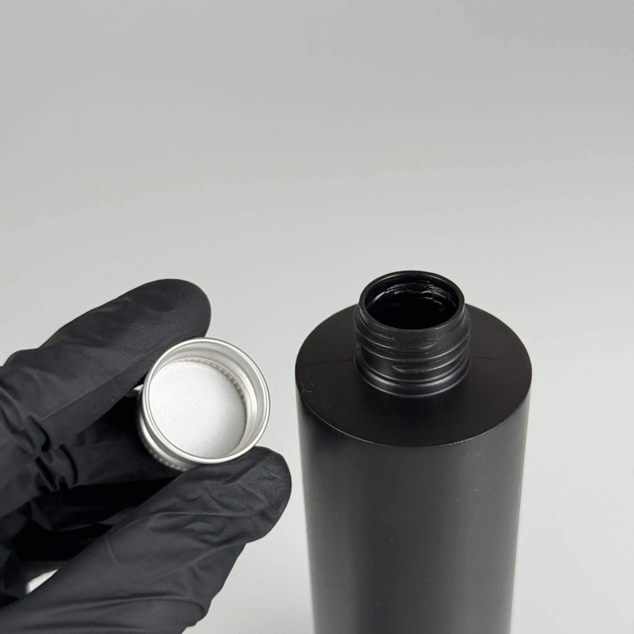 250 CC SİYAH SİLİNDİR MODEL MAT SERT POLİETİLEN ASETON ŞİŞESİ (24 AĞIZ) + KÖPÜK CONTALI GÜMÜŞ METAL ALÜMİNYUM KAPAK TAKIM - 250 ML KAPAKLI POLİETİLEN ŞİŞELER