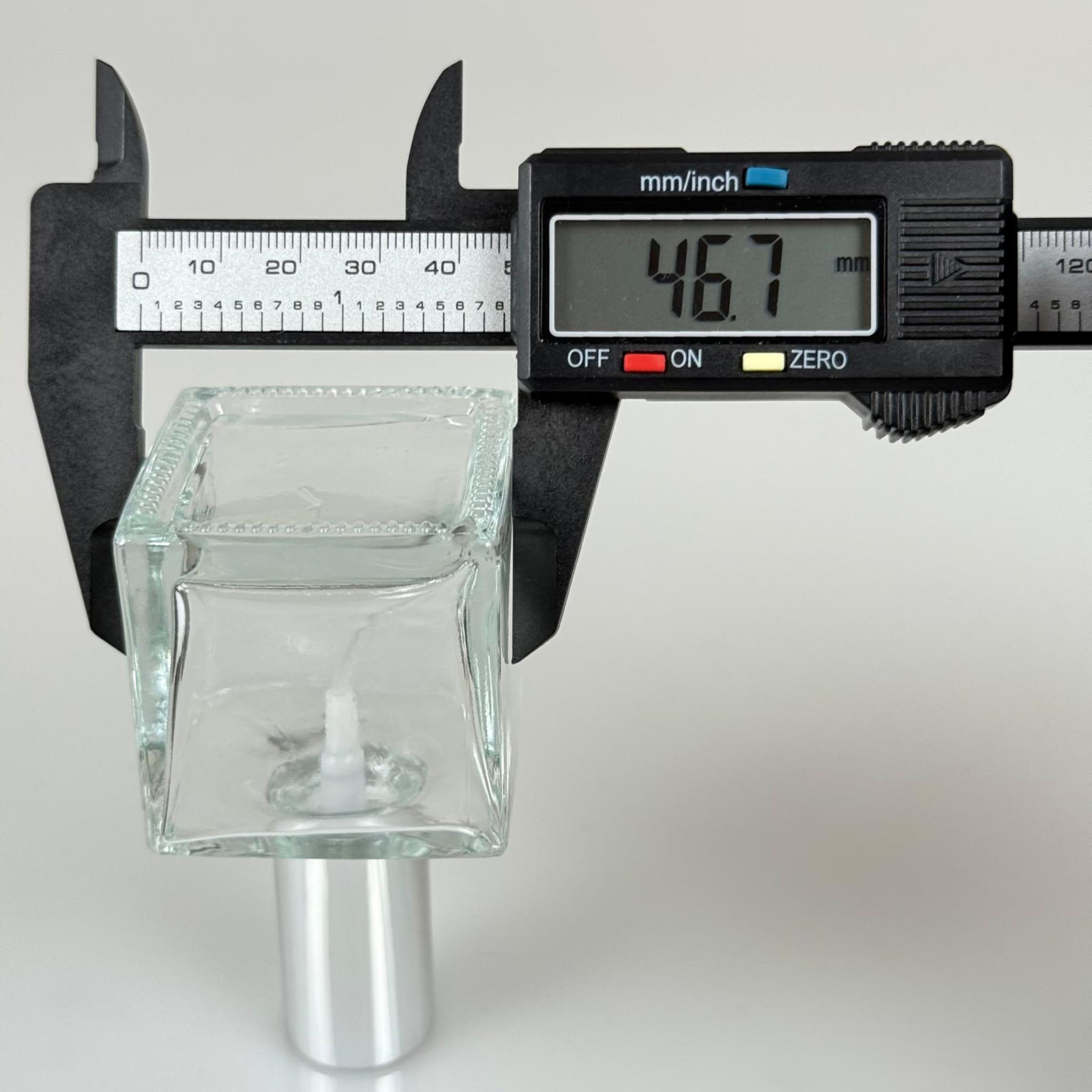 50 CC KARE CAM ŞİŞE + GÜMÜŞ SPREY FISFIS - 50 ML HEDİYELİK CAM KOLONYA ŞİŞESİ - PARFÜM ESANS ŞİŞESİ - DÜĞÜN, NİŞAN, SÖZ, KINA, CENAZE, PROMOSYON, PARFÜM İÇİN HEDİYELİK KOLONYA ŞİŞELERİ