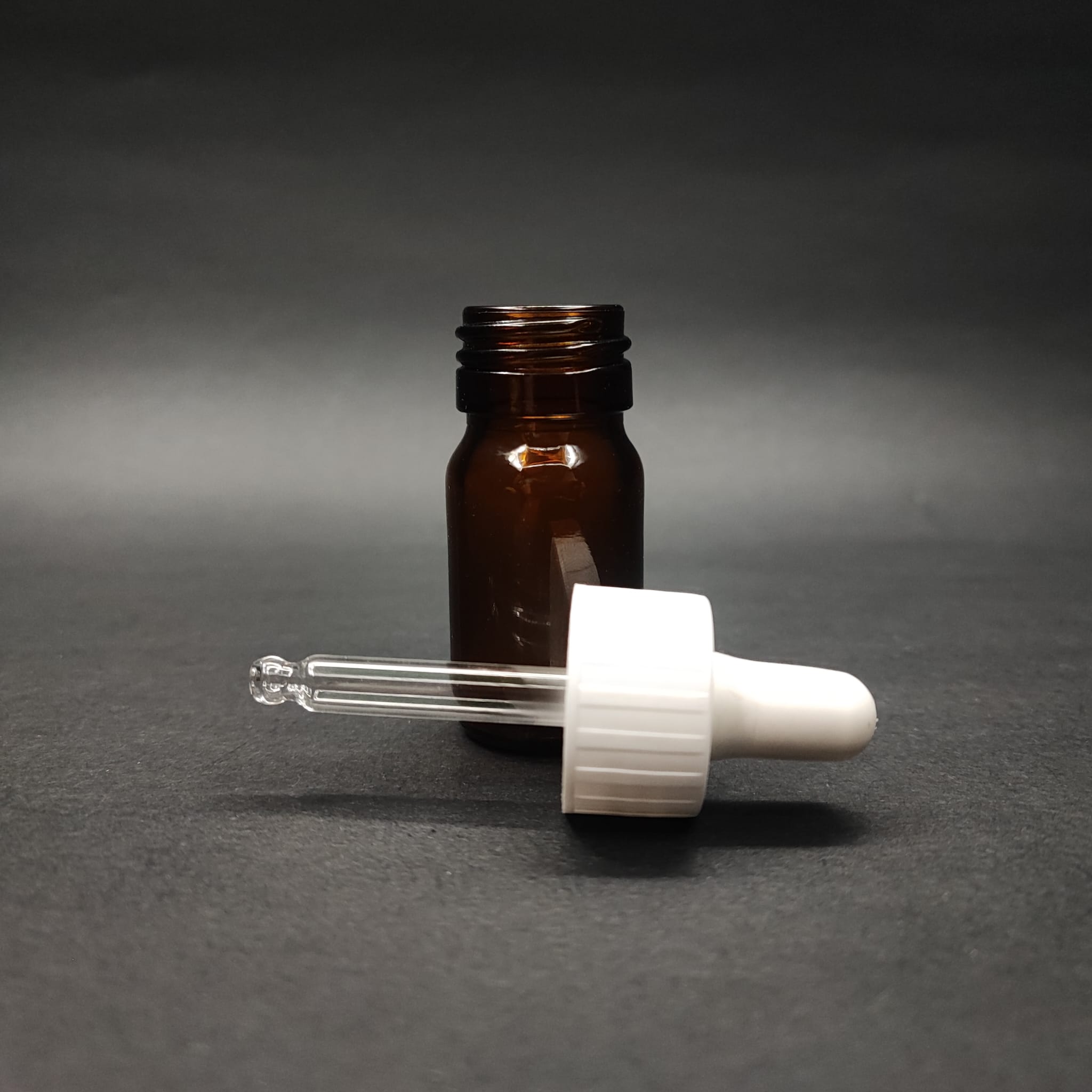 15 ML DOLUMU KOLAY, GENİŞ AĞIZLI CAM DAMLALIKLI ŞİŞE (25 MM AĞIZ)  - 15 CC BEYAZ DAMLALIKLI CAM ECZA ŞİŞESİ - AMBER KAHVERENGİ