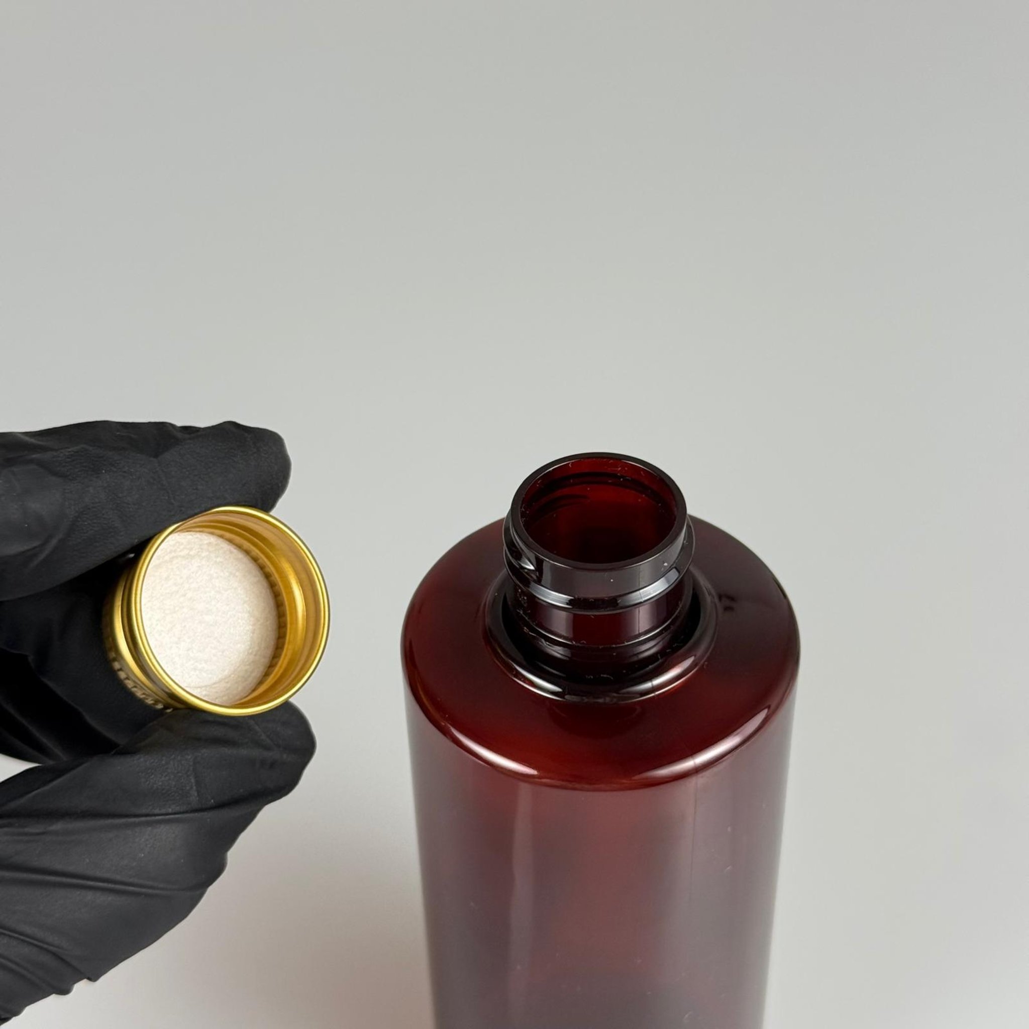 200 CC AMBER SİLİNDİR KESKİN KÜT MODEL SERT PET ŞİŞE (27 GR - 24 AĞIZ ) + KÖPÜK CONTALI GOLD METAL ALÜMİNYUM KAPAKLI TAKIM - 200 ML KAPAKLI KAHVERENGİ PET ŞİŞELER