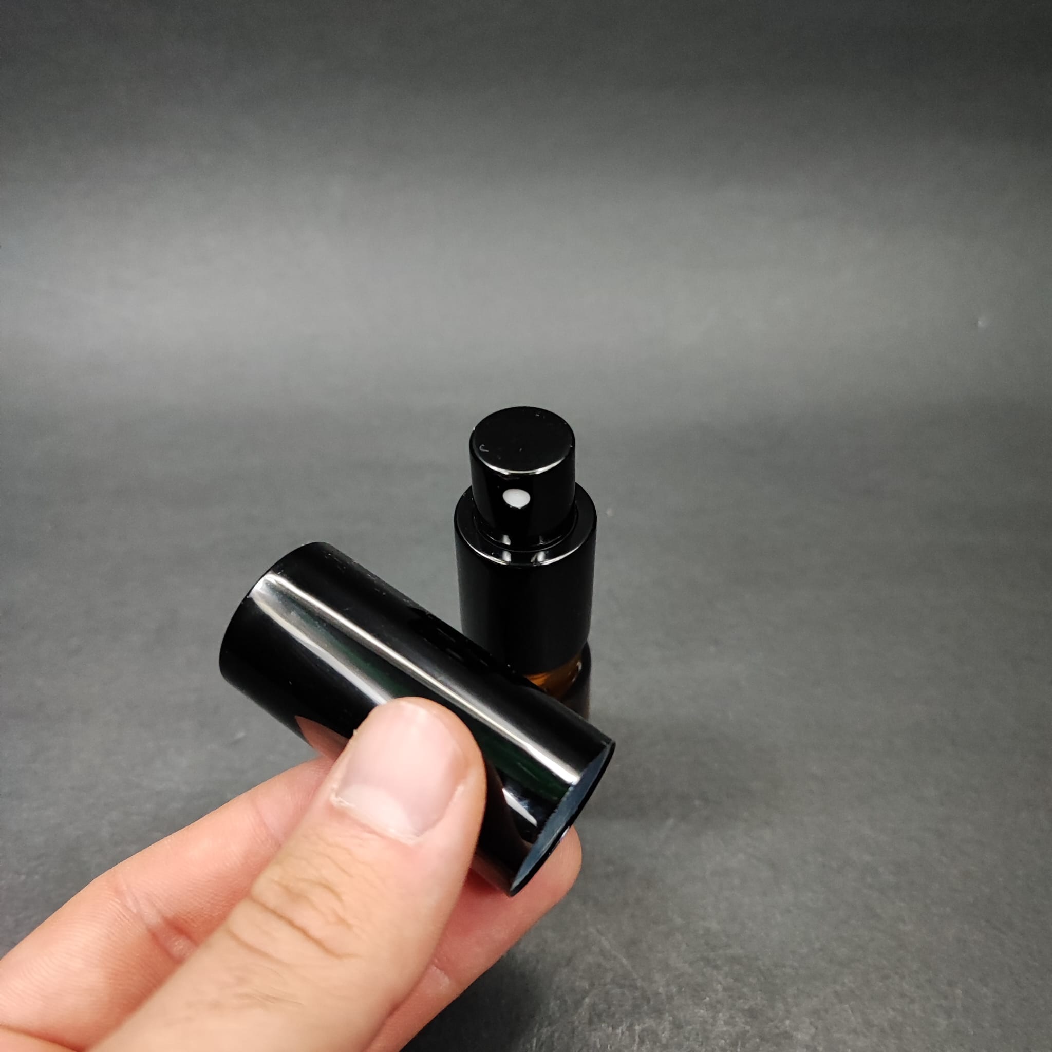 5 ML LÜKS VİDALI VALF ÇEVİRME PARFÜM ŞİŞELERİ - 5 CC AMBER CAM ŞİŞE - SİYAH METAL SPREYLİ KAPAKLI SET