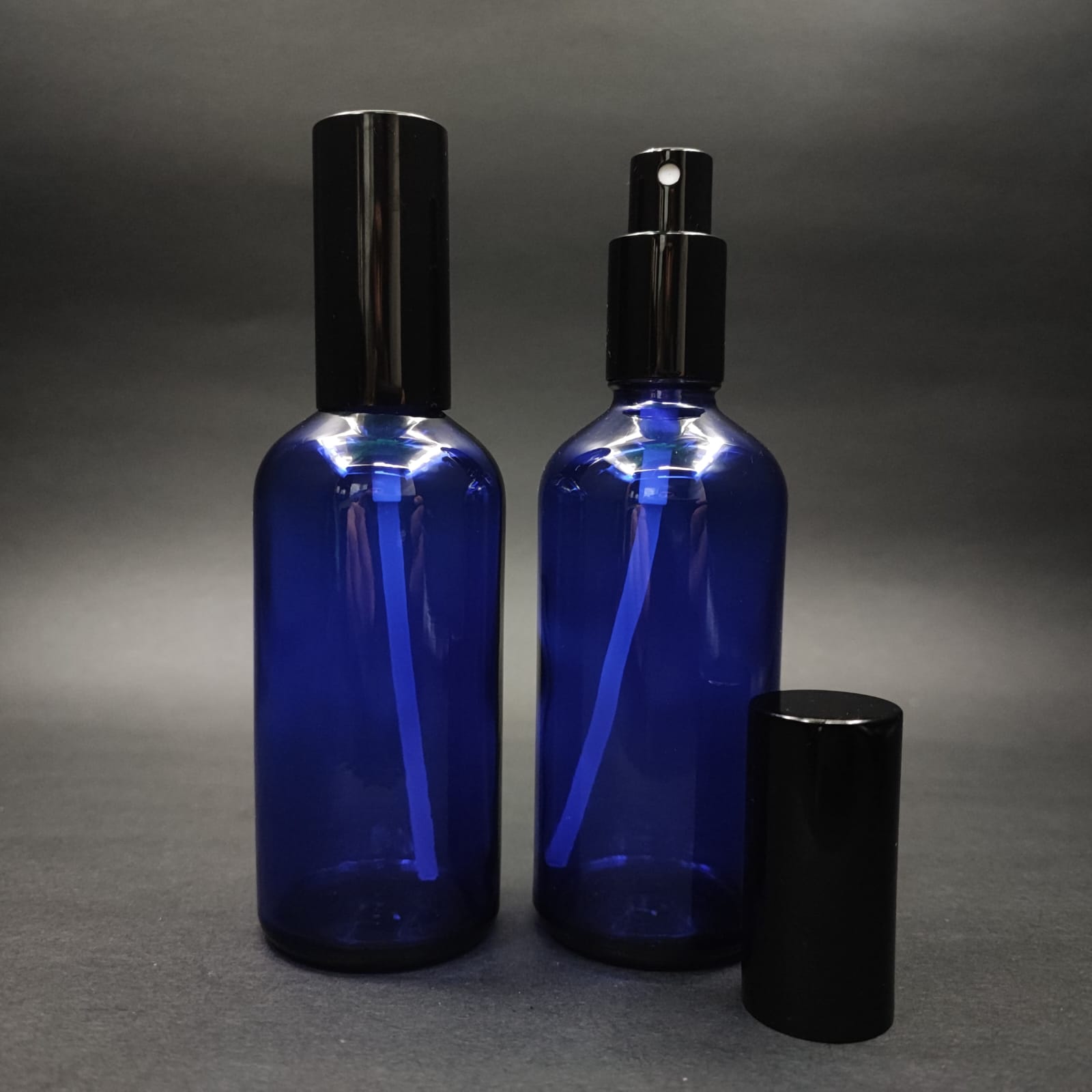 100 ML LÜKS VİDALI VALF ÇEVİRME PARFÜM ŞİŞELERİ - 100 CC MAVİ CAM ŞİŞE - SİYAH METAL SPREYLİ KAPAKLI SET