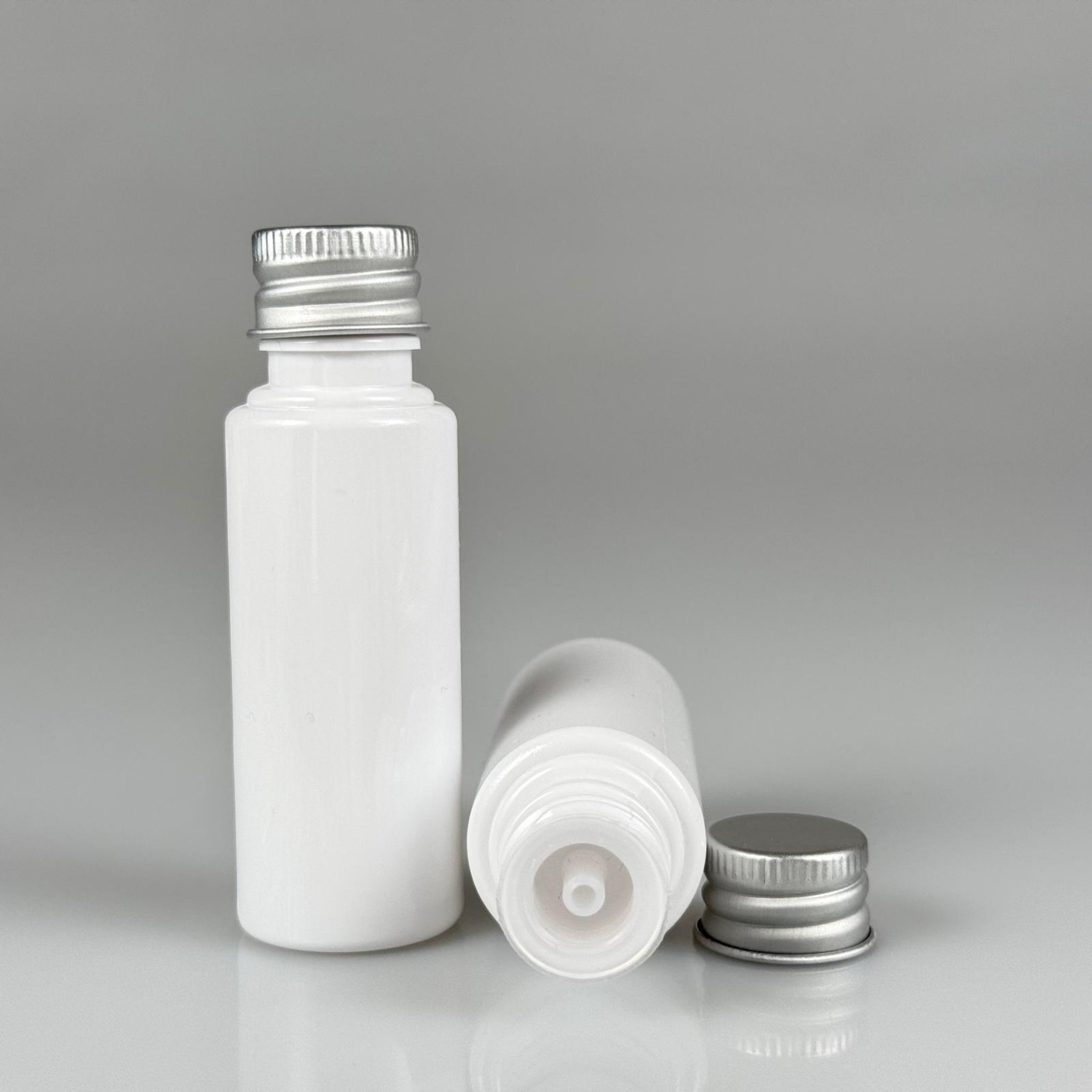 30 CC BEYAZ PET SHOT ŞİŞE - KÖPÜK CONTALI GÜMÜŞ ALÜMİNYUM METAL KAPAKLI + DAMLALIKLI KOLONYA TIPALI TAKIM - 30 ML PLASTİK ŞİŞE