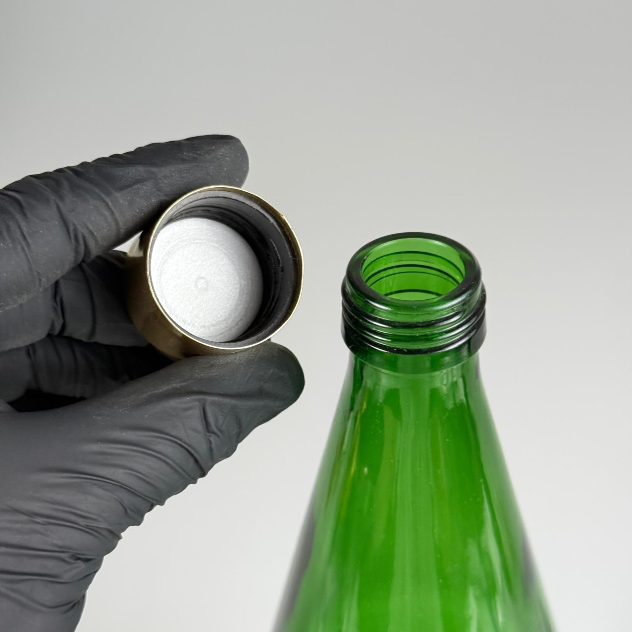 750 CC YEŞİL CAM ŞİŞE + ALÜMİNYUM KAPLAMALI GOLD KAPAKLI TAKIM - 750 ML YEŞİL ŞİŞE