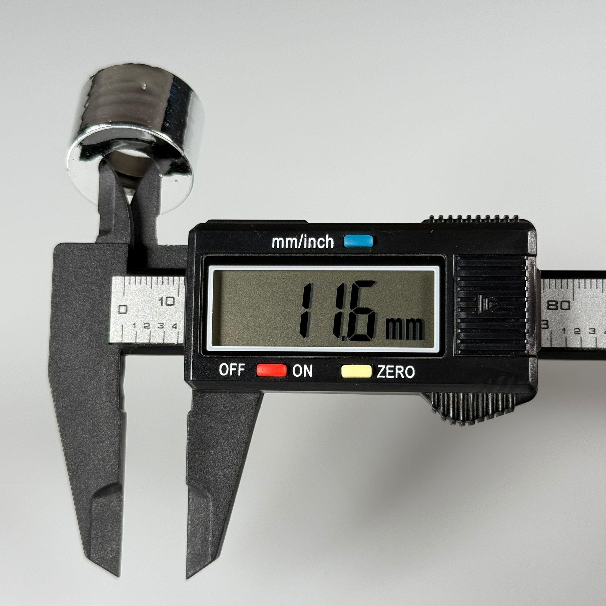 22 MM DELİKLİ PLASTİK GÜMÜŞ KAPAK (KİMYASALA TEMASTA KAPAĞIN BOYASI ÇIKABİLİR)