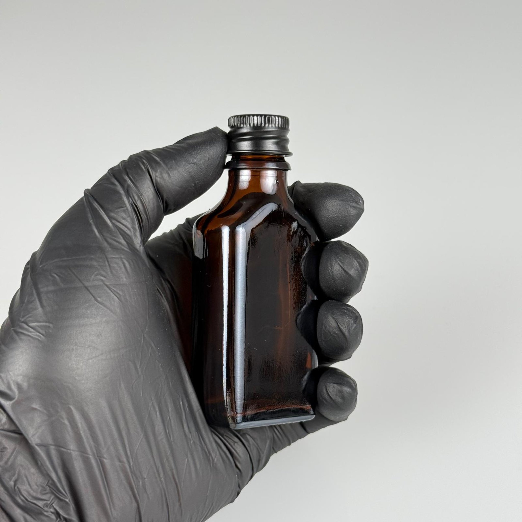 30 CC AMBER YASSI CAM ŞİŞE + SİYAH ALÜMİNYUM METAL KAPAKLI + DAMLALIKLI KOLONUYA TIPALI TAKIM - 30 ML KAHVERENGİ CAM ŞİŞE