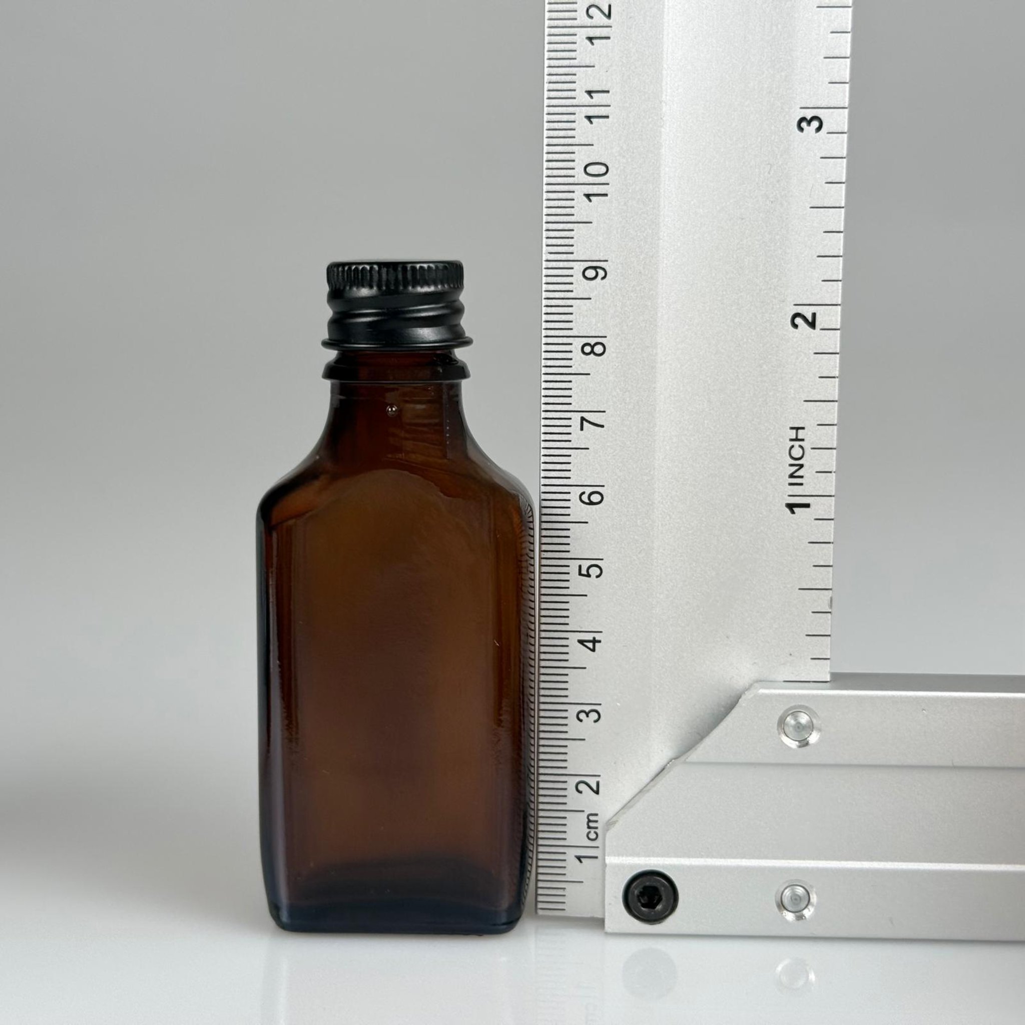 30 CC AMBER YASSI CAM ŞİŞE + SİYAH ALÜMİNYUM METAL KAPAKLI + DAMLALIKLI KOLONUYA TIPALI TAKIM - 30 ML KAHVERENGİ CAM ŞİŞE