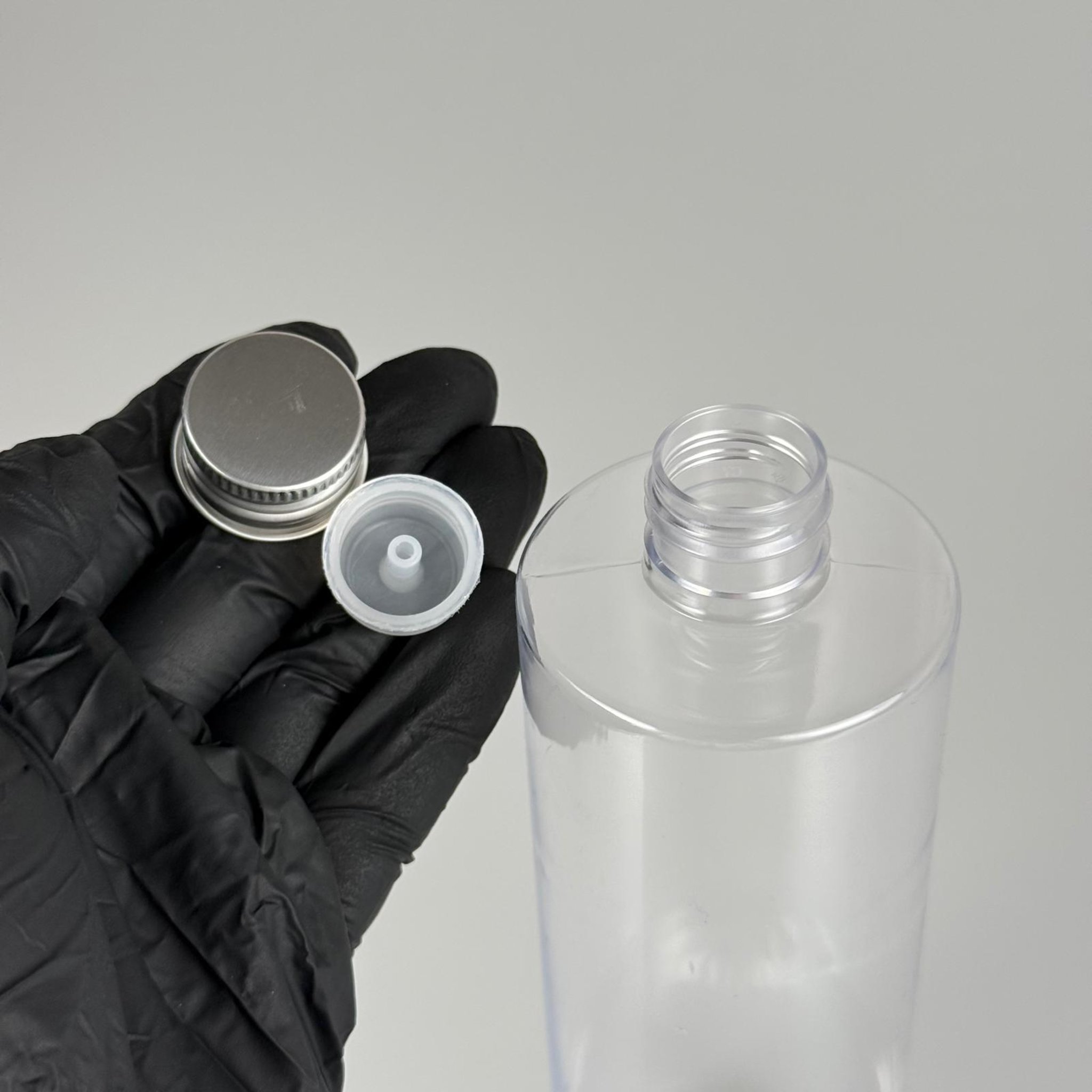 400 CC ŞEFFAF KÜT BOYUNLU SİLİNDİR PET ŞİŞE (30 GR - 24 AĞIZ ) + KÖPÜK CONTALI GÜMÜŞ METAL ALÜMİNYUM KAPAKLI + KOLONYA TIPALI TAKIM - 400 ML KAPAKLI ŞEFFAF PLASTİK ŞİŞELER