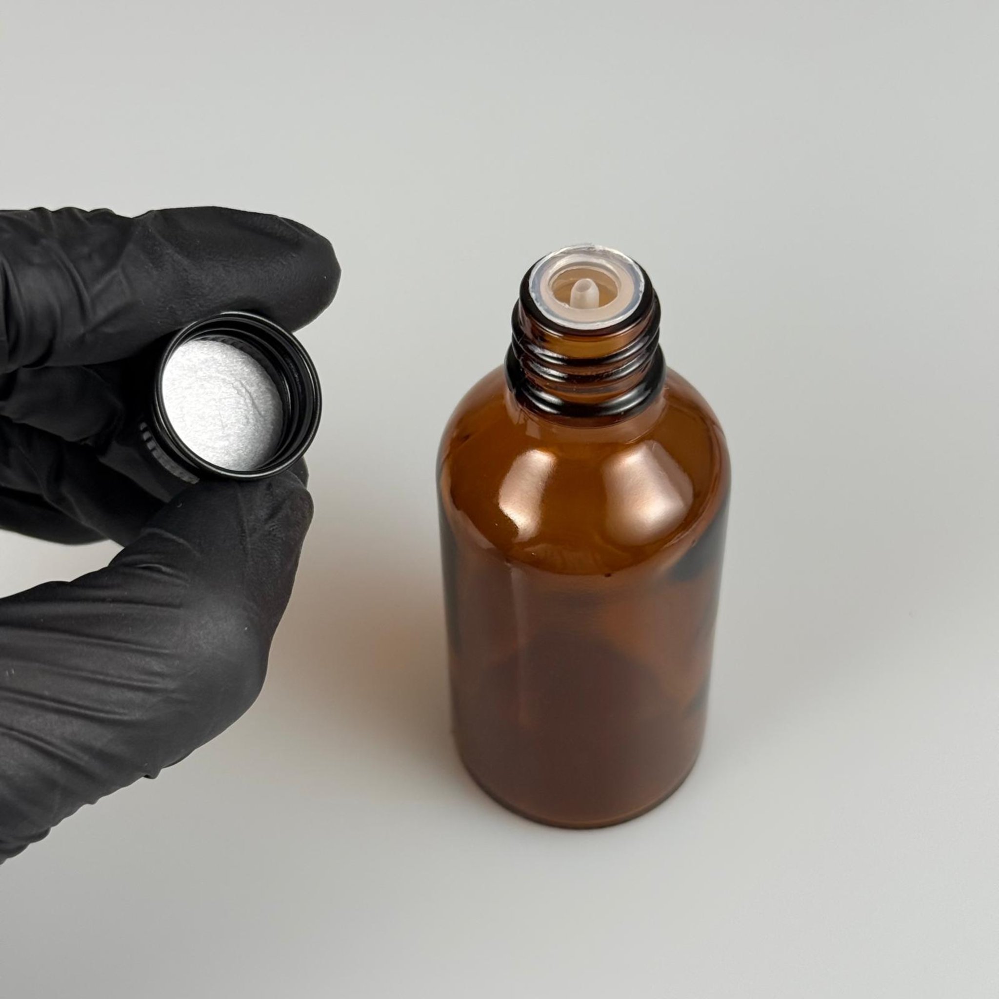 50 CC AMBER CAM ŞİŞE + KÖPÜK CONTALI SİYAH ALÜMİNYUM METAL KAPAKLI + DAMLALIKLI KOLONYA TIPALI TAKIM - 50 ML KAHVERENGİ CAM ŞİŞE