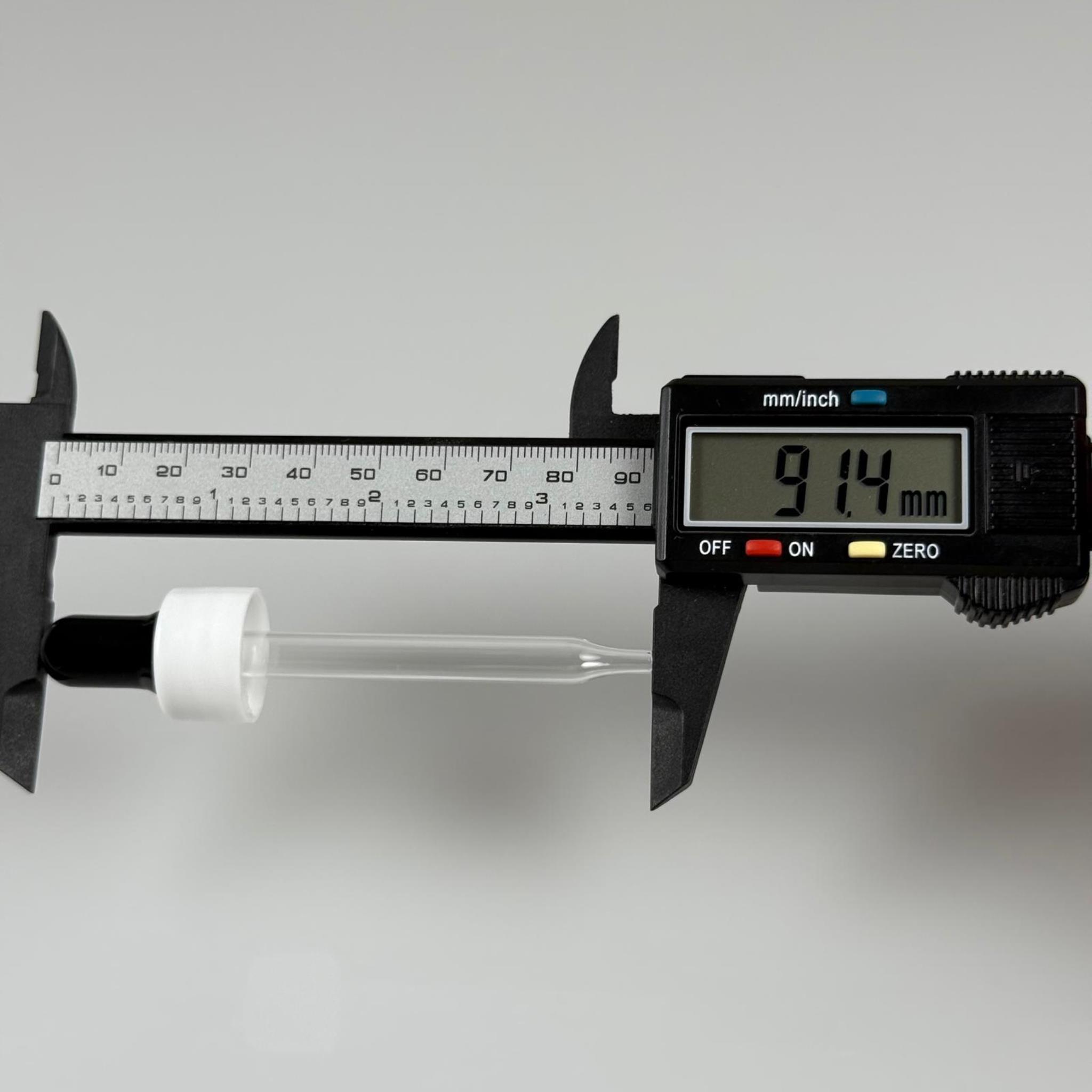 18 MM CAM DAMLALIKLI TAKIM - SİYAH EMZİK +  DELİKLİ PLASTİK DÜZ BEYAZ KAPAK + 76 MM SİVRİ ( UCU İNCE ) CAM PİPET