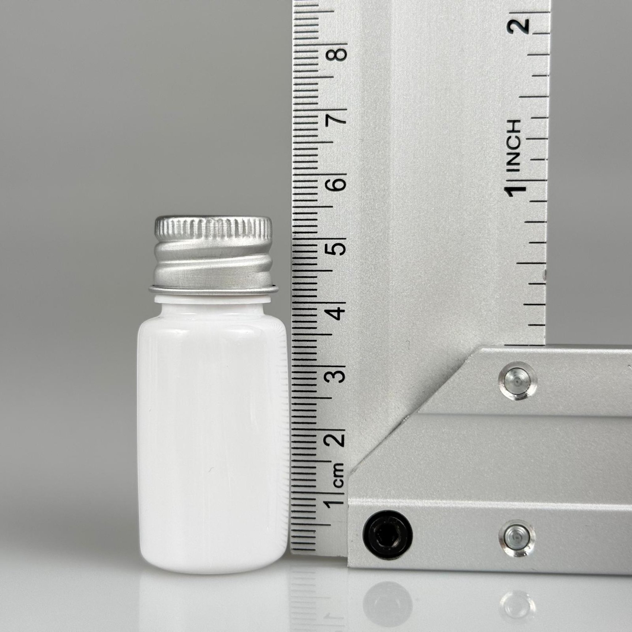 10 CC BEYAZ PET SHOT ŞİŞE - KÖPÜK CONTALI GÜMÜŞ ALÜMİNYUM METAL KAPAKLI + DAMLALIKLI KOLONYA TIPALI TIPALI TAKIM - 10 ML PLASTİK ŞİŞE