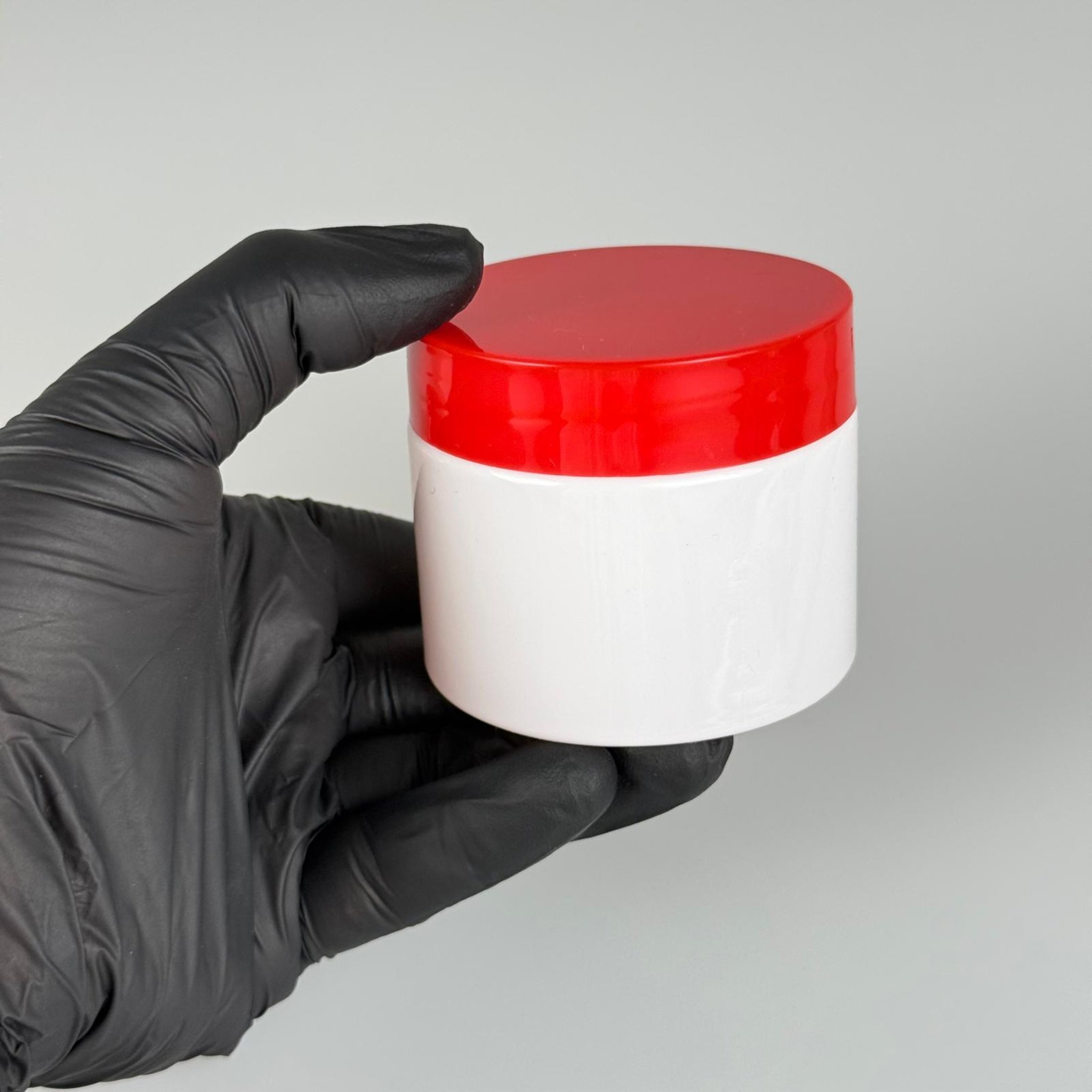 100 CC BEYAZ PET KAVANOZ + KIRMIZI PLASTİK KAPAKLI - KENDİNDEN YAPIŞKANLI KÖPÜK CONTALI TAKIM - 100 ML PLASTİK KREM KAVANOZU