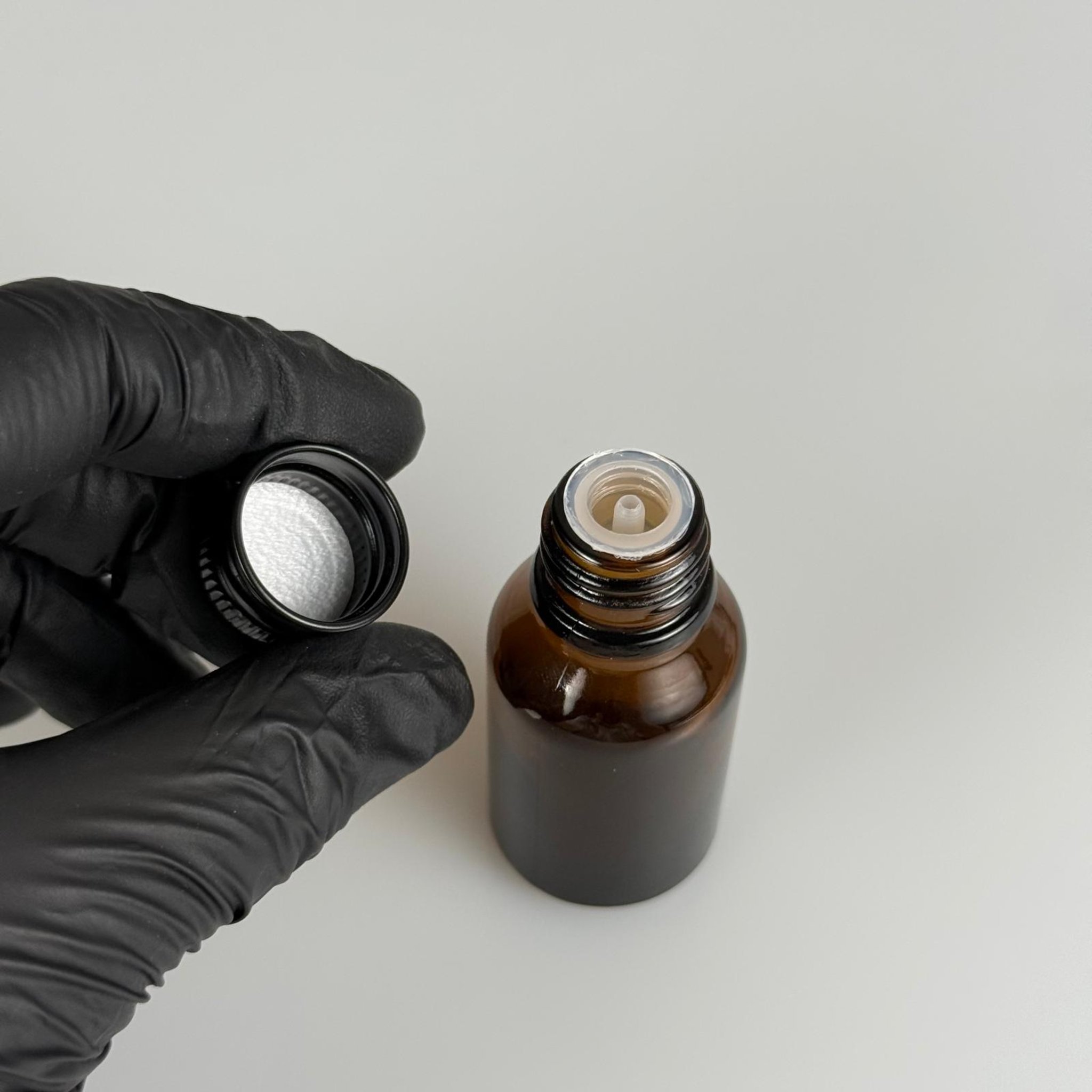15 CC AMBER CAM ŞİŞE + KÖPÜK CONTALI SİYAH ALÜMİNYUM METAL KAPAKLI + DAMLALIKLI KOLONYA TIPALI TAKIM - 15 ML KAHVERENGİ CAM ŞİŞE
