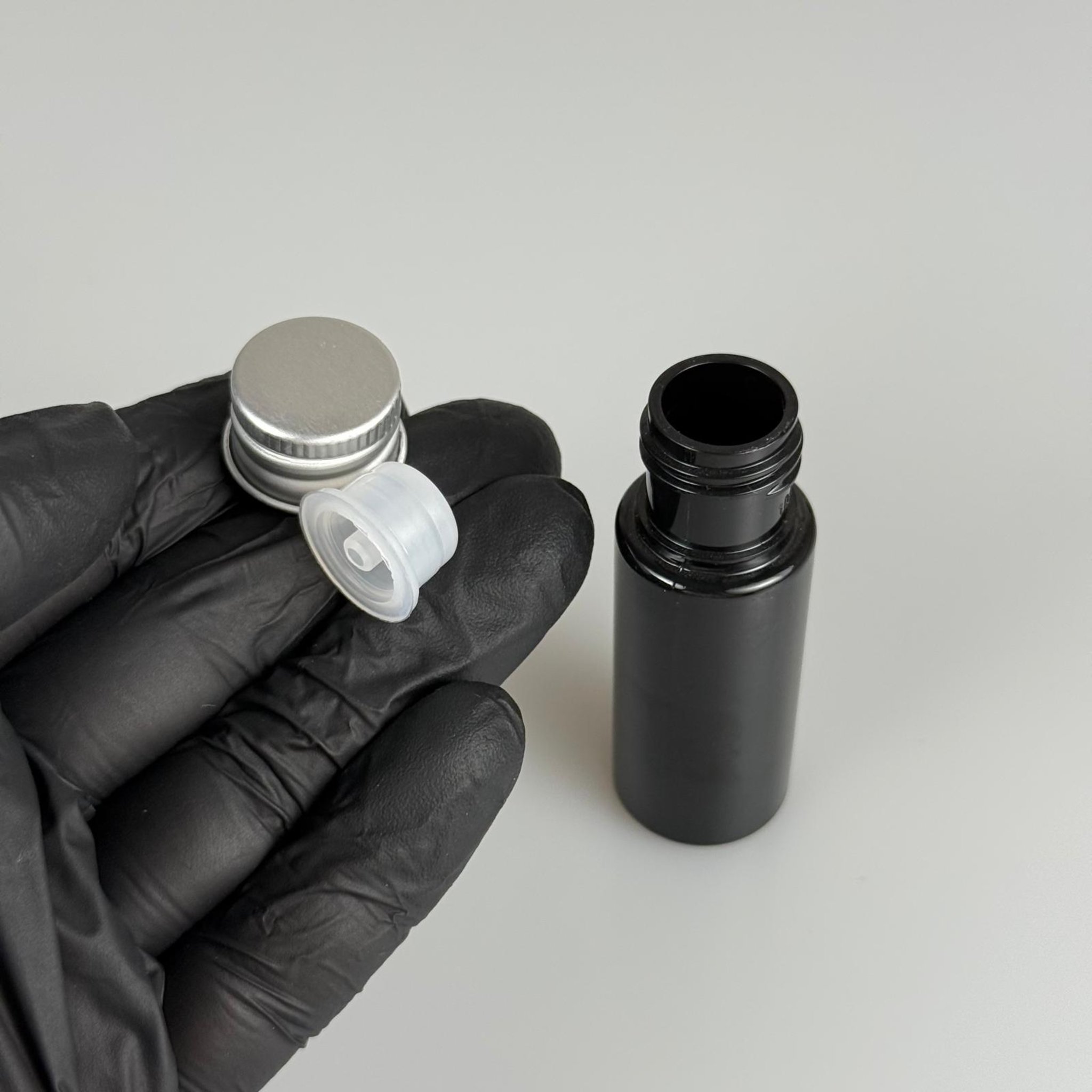 15 CC SİYAH SİLİNDİR PET ŞİŞE + KÖPÜK CONTALI GÜMÜŞ ALÜMİNYUM METAL KAPAKLI + DAMLALIKLI KOLONYA TIPALI TAKIML - 15 ML SİYAH PET ŞİŞE