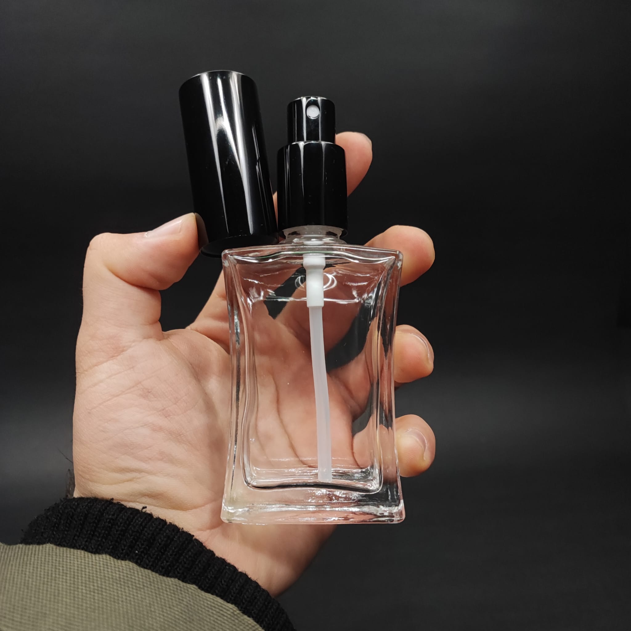 50 ML LÜKS VİDALI VALF ÇEVİRME PARFÜM ŞİŞELERİ - 50 CC KÖŞELİ DİKDÖRTGEN CAM ŞİŞE - SİYAH METAL SPREYLİ KAPAKLI SET