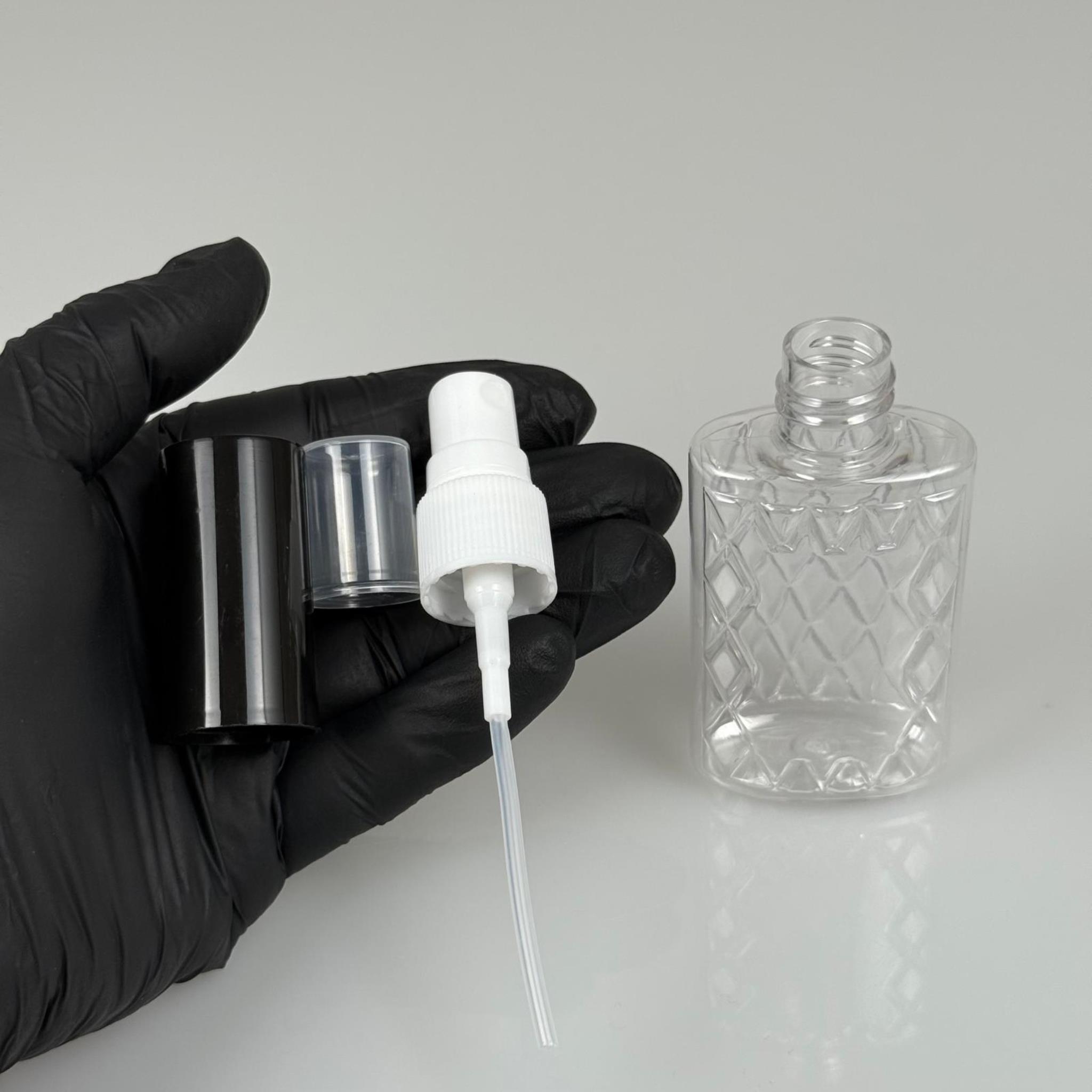 50 CC ŞEFFAF PET KÖŞELİ PARFÜM ŞİŞESİ - BEYAZ SPREYLİ - SİYAH KORUMA KAPAKLI - 50 ML PLASTİK PARFÜM - KOLONYA ŞİŞESİ