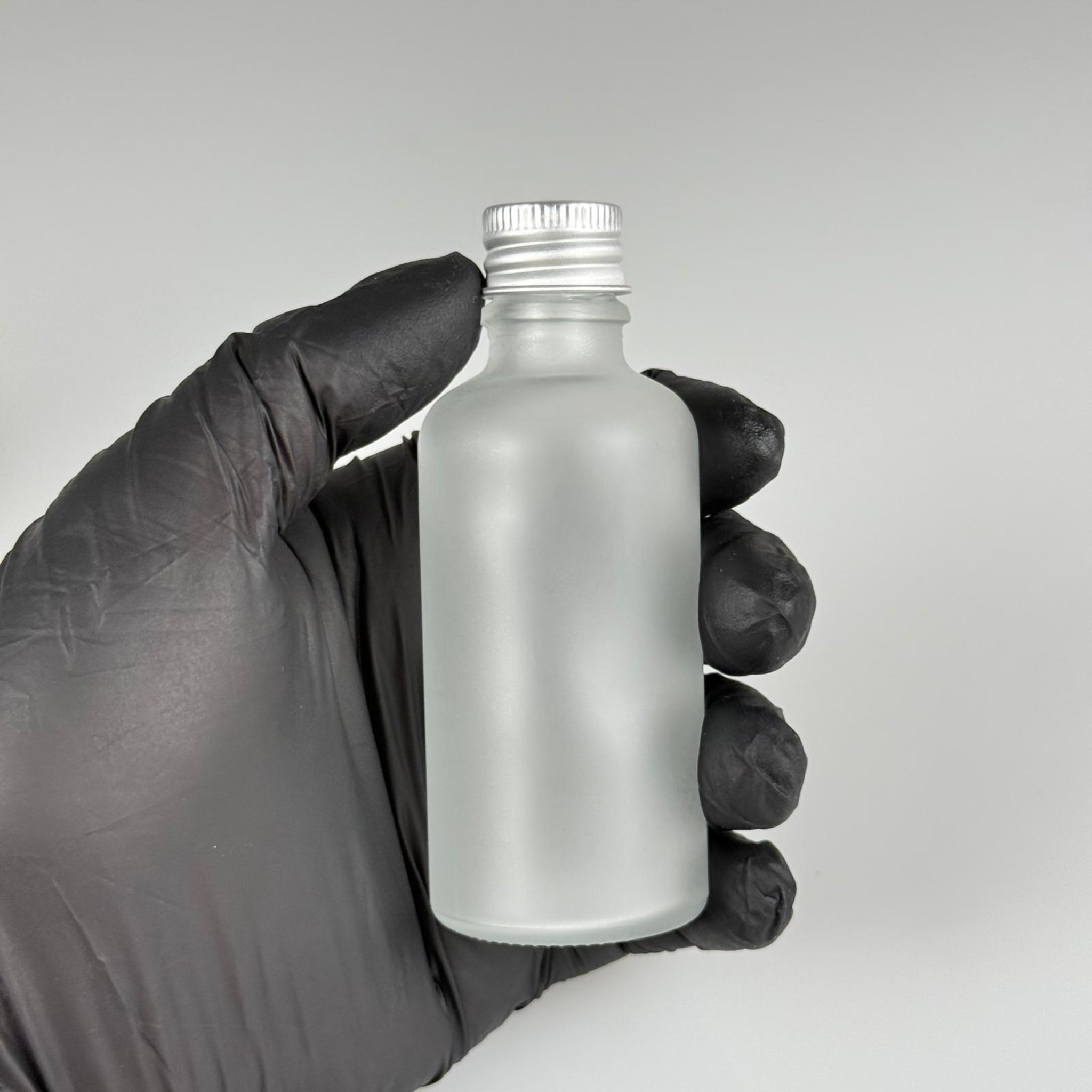 50 CC BUZLU CAM ŞİŞE + KÖPÜK CONTALI GÜMÜŞ ALÜMİNYUM METAL KAPAKLI + KOLONYA TIPALI TAKIM - 50 ML BUZLU CAM ŞİŞE