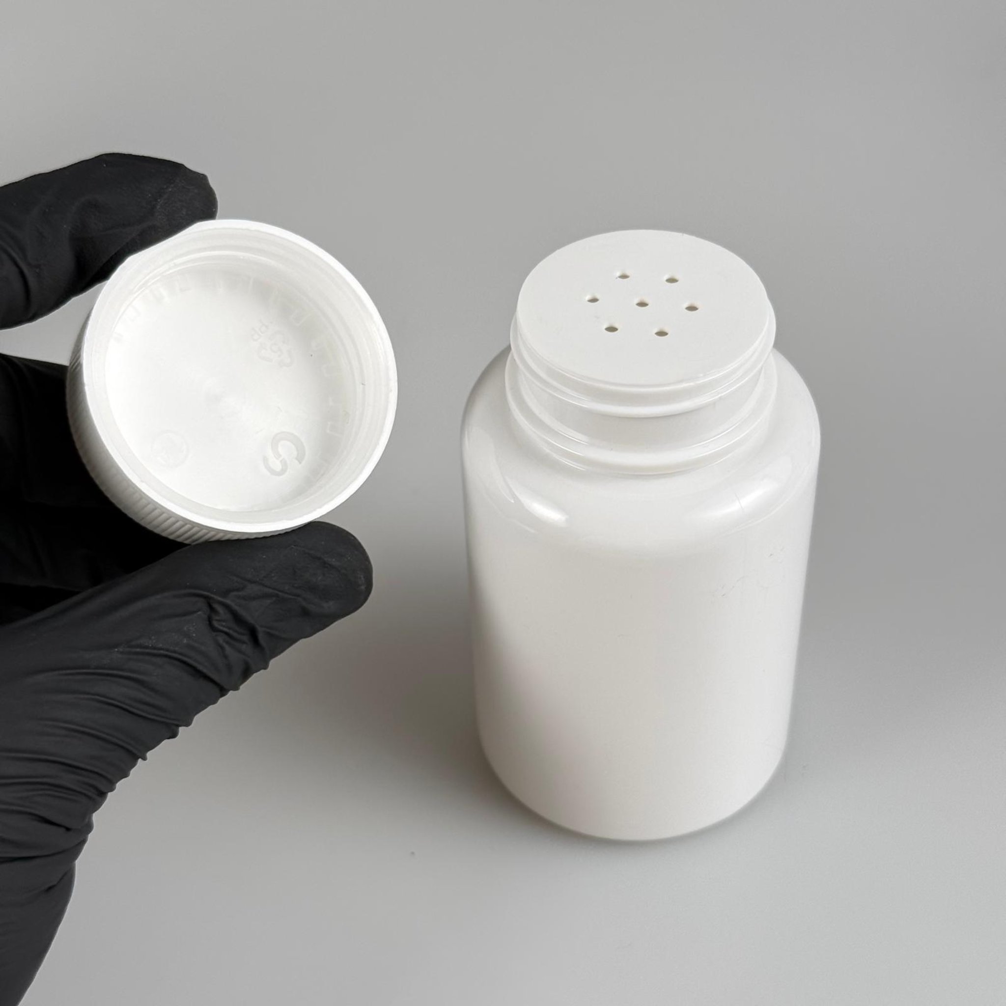 150 CC BEYAZ PET PUDRA ŞİŞESİ + ÇOCUK KİLİTLİ BEYAZ PLASTİK KAPAKLI + PUDRA TIPALI TAKIM - 150 ML PUDRA KUTUSU, EKO TUZLUK