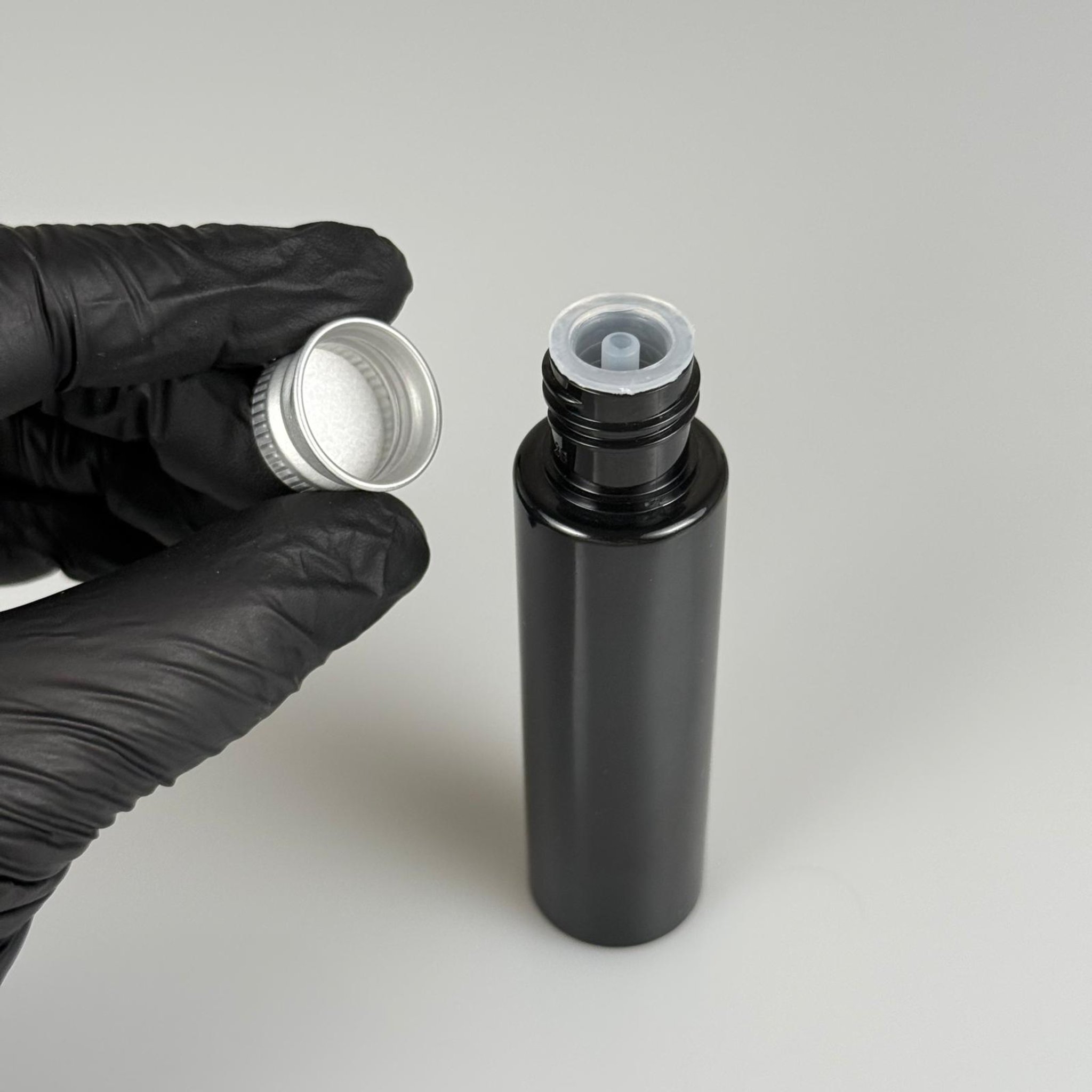 35 CC PET ŞİŞE - KÖPÜK CONTALI GÜMÜŞ ALÜMİNYUM METAL KAPAKLI + DAMLALIKLI KOLONYA TIPALI TAKIM - 35 ML SİYAH PET ŞİŞE