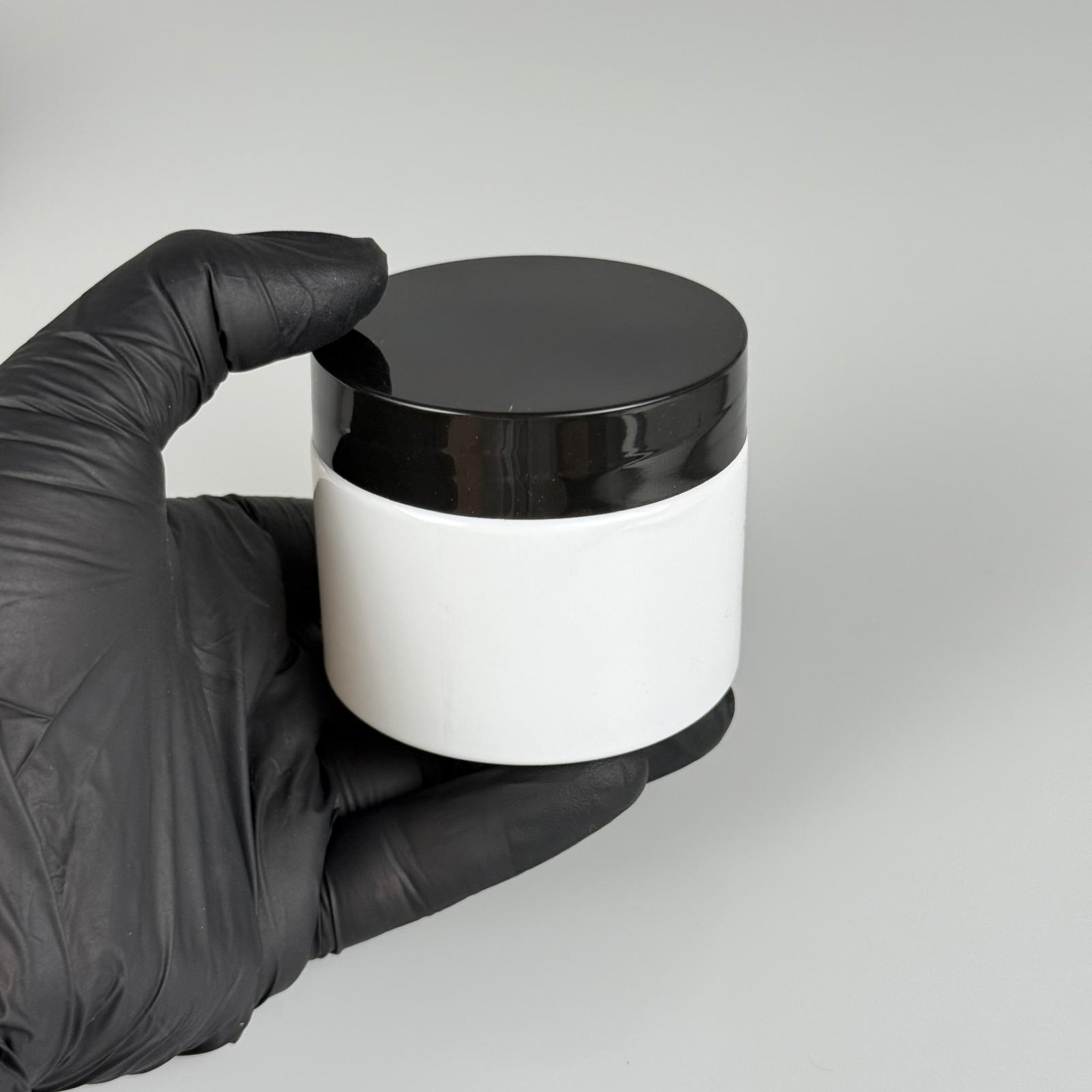 100 CC BEYAZ PET KAVANOZ + SİYAH PLASTİK KAPAKLI - KENDİNDEN YAPIŞKANLI KÖPÜK CONTALI TAKIM - 100 ML PLASTİK KREM KAVANOZU