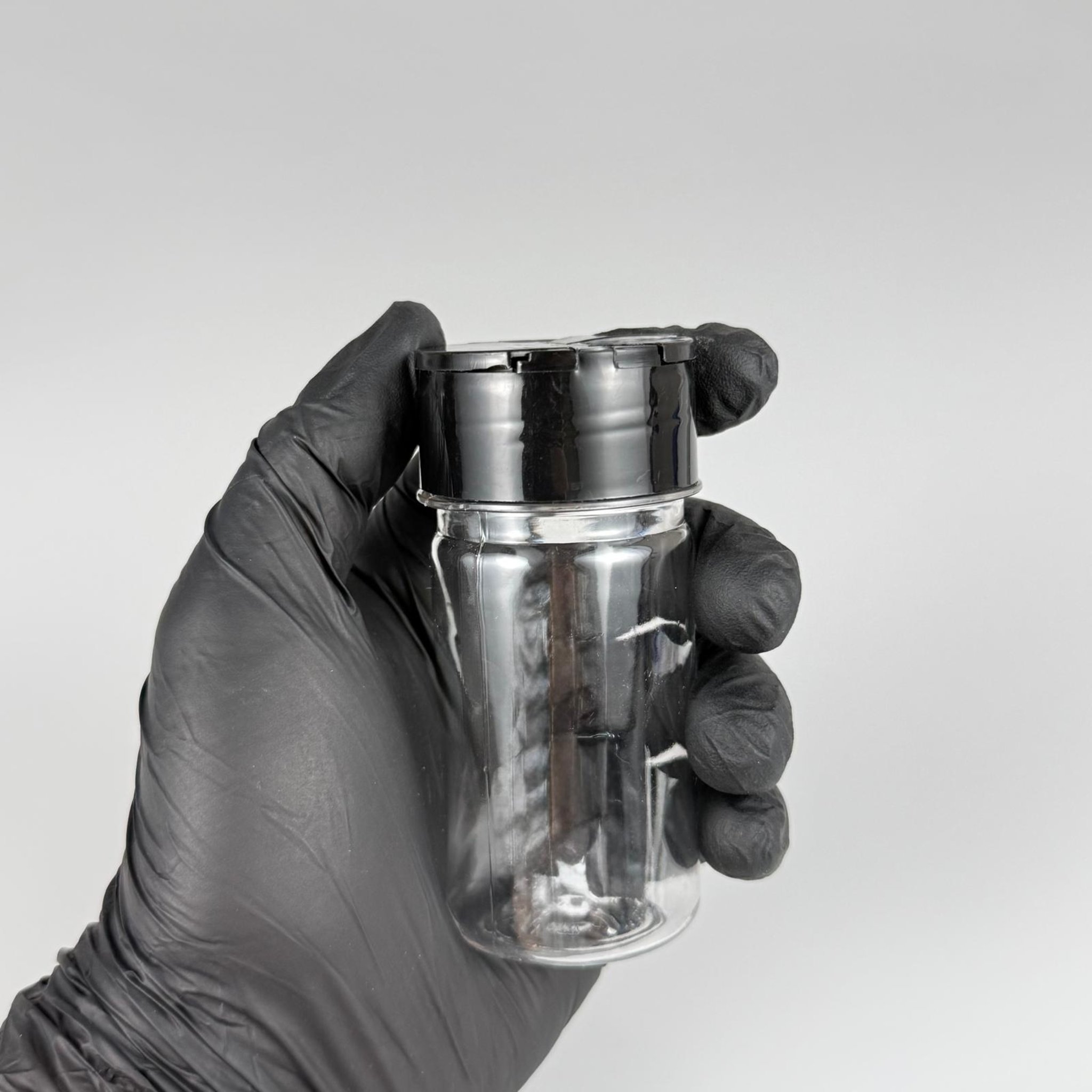 PLASTİK SİLİNDİR BAHARATLIK KAVANOZ - 60 ML PET BAHARAT, TOZ, PUDRA VB İÇİN PET ŞİŞE + SİYAH AÇILIR KAPANIR DELİKLİ KAPAKLI + KENDİNDEN YAPIŞKANLI KÖPÜK CONTALI TAKIM - 60 CC