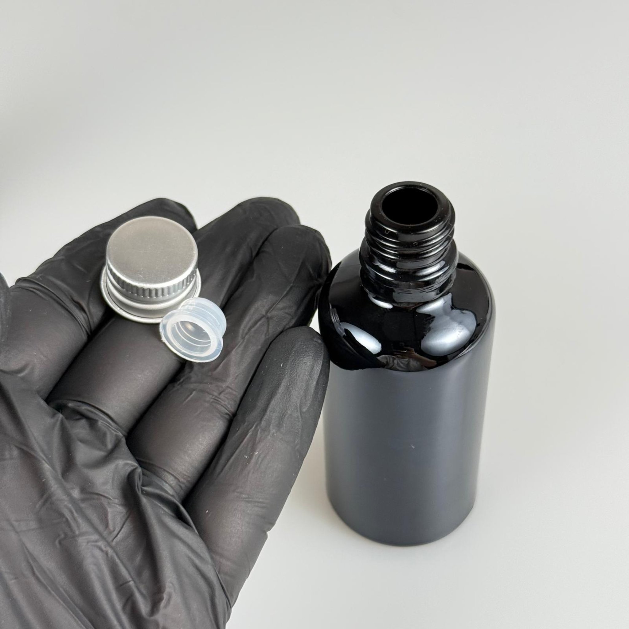 50 CC SİYAH CAM ŞİŞE + KÖPÜK CONTALI GÜMÜŞ ALÜMİNYUM METAL KAPAKLI + KÖR TIPALI TAKIM - 50 ML SİYAH CAM ŞİŞE