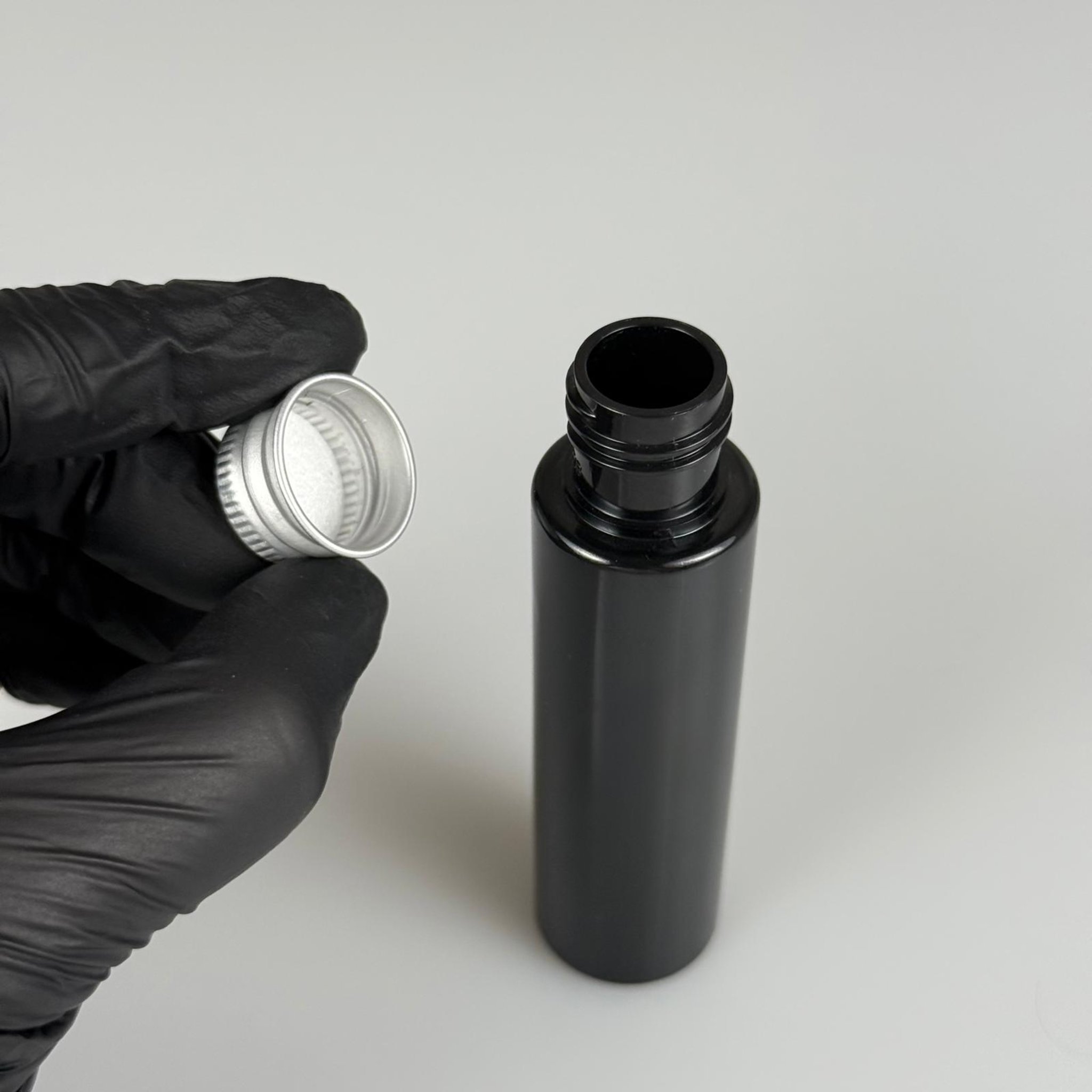 35 CC PET ŞİŞE - KÖPÜK CONTALI GÜMÜŞ ALÜMİNYUM METAL KAPAKLI TAKIM - 35 ML SİYAH PET ŞİŞE