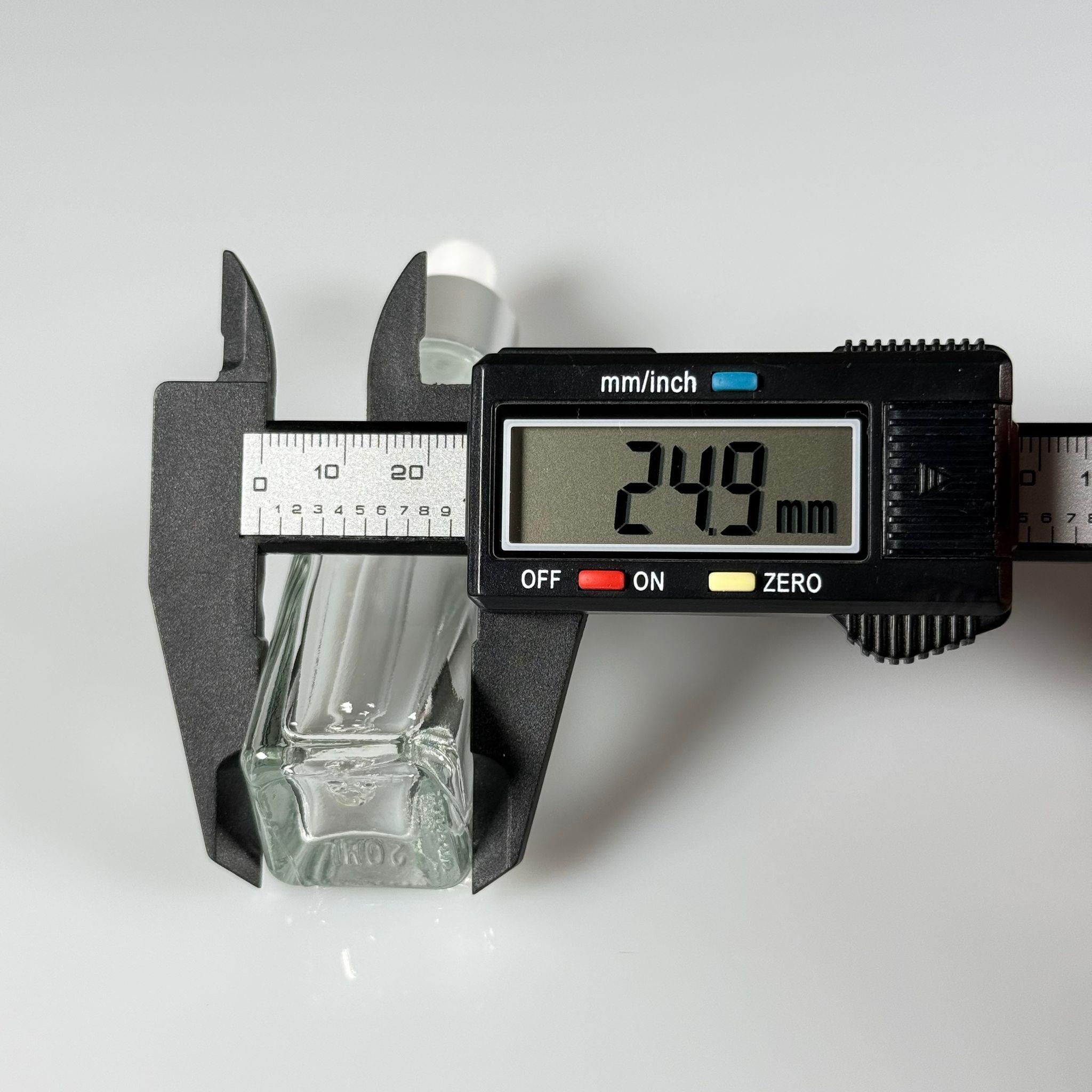 20 CC MARASKA KÖŞELİ CAM DAMLALIKLI CAM ŞİŞE  - 20 ml kare cam şişe beyaza gümüş damlalıklı