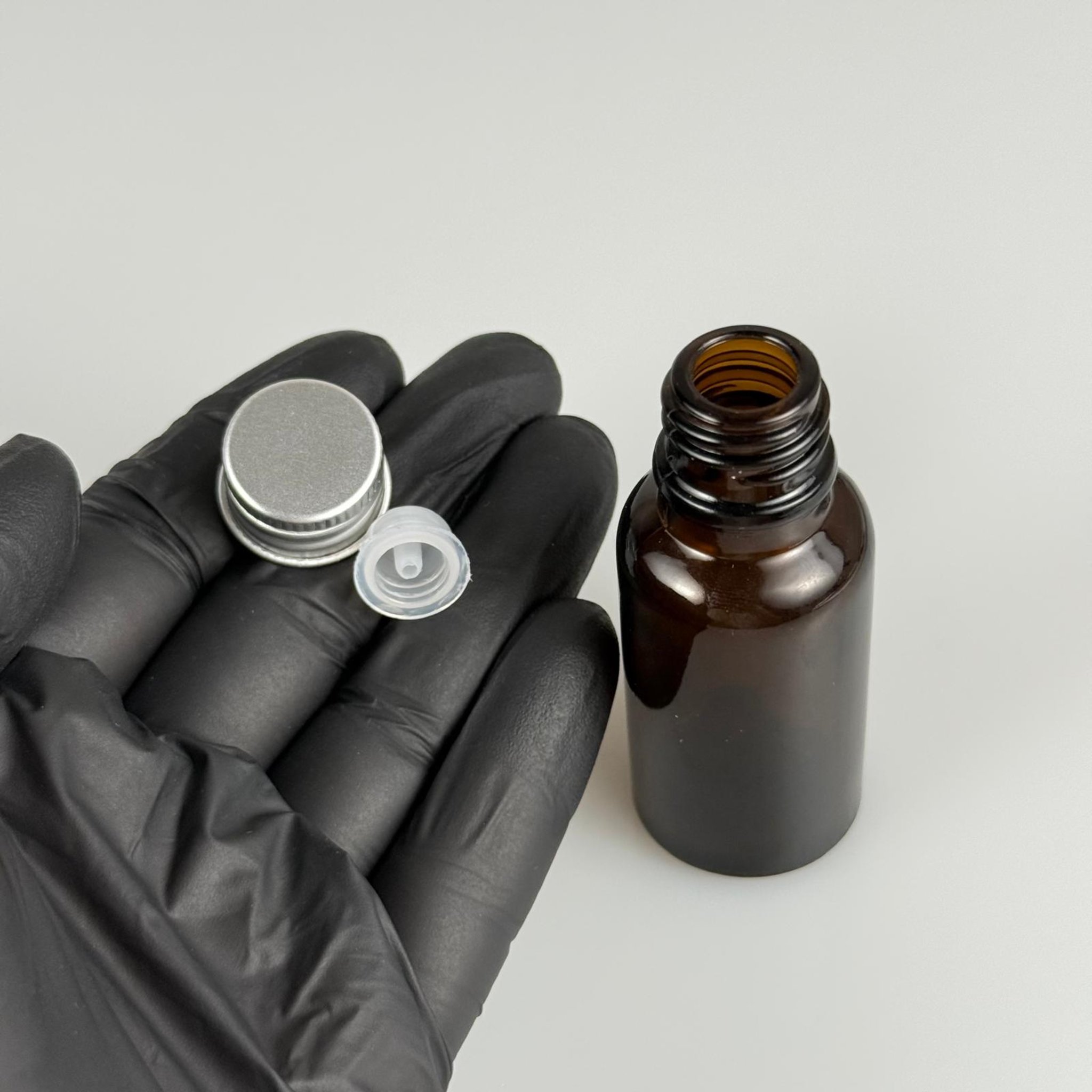 20 CC AMBER CAM ŞİŞE + KÖPÜK CONTALI GÜMÜŞ ALÜMİNYUM METAL KAPAKLI + DAMLALIKLI KOLONYA TIPALI TAKIM - 20 ML KAHVERENGİ CAM ŞİŞE