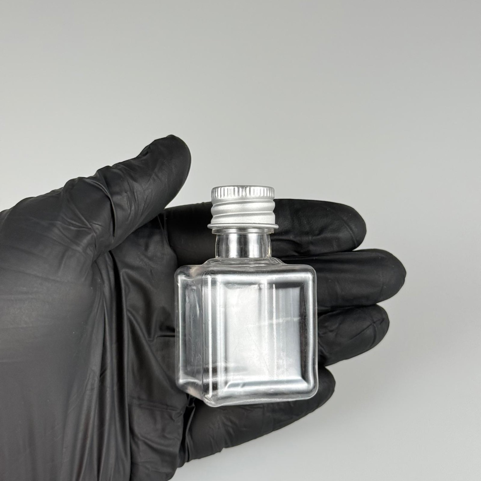 35 CC ŞEFFAF KARE PET ŞİŞE - KÖPÜK CONTALI GÜMÜŞ ALÜMİNYUM METAL KAPAKLI + DAMLALIKLI KOLONYA TIPALI TAKIM - 35 ML ŞEFFAF KARE PET ŞİŞE