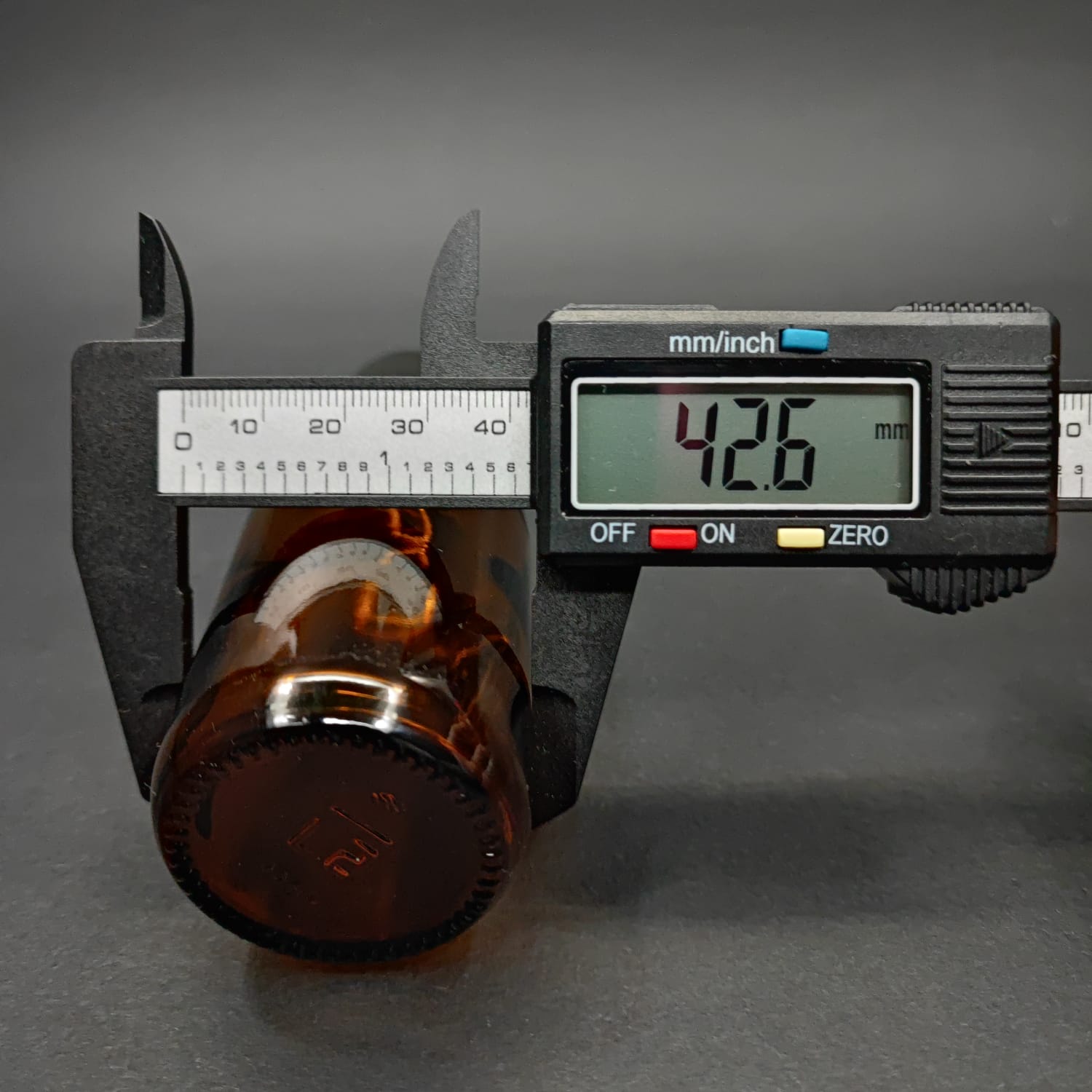 75 ML DOLUMU KOLAY, GENİŞ AĞIZLI İÇTEN DAMLALIKLI ŞİŞE (25 MM AĞIZ) - 75 CC SİYAH CONTALI KAPAKLI İÇTEN DAMLALIKLI CAM ECZA ŞİŞESİ - AMBER KAHVERENGİ