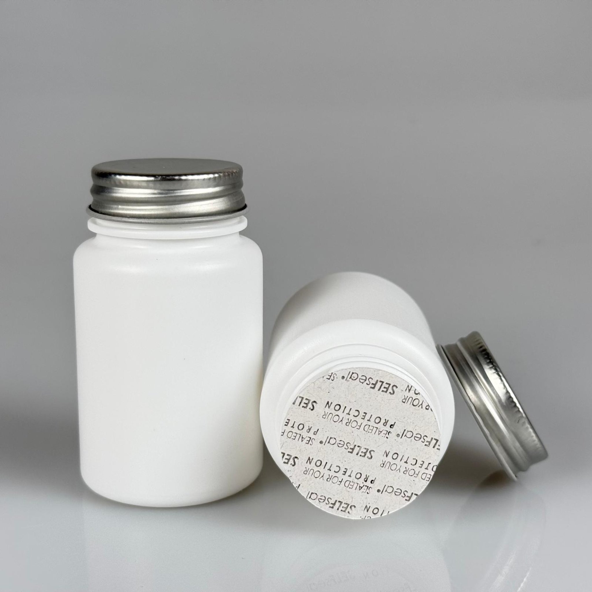 100 CC BEYAZ SERT POLİETİLEN ŞİŞE + GÜMÜŞ METAL KAPAKLI + KENDİNDEN YAPIŞKANLI KÖPÜK CONTALI - 100 ML POLİETİLEN ŞİŞE