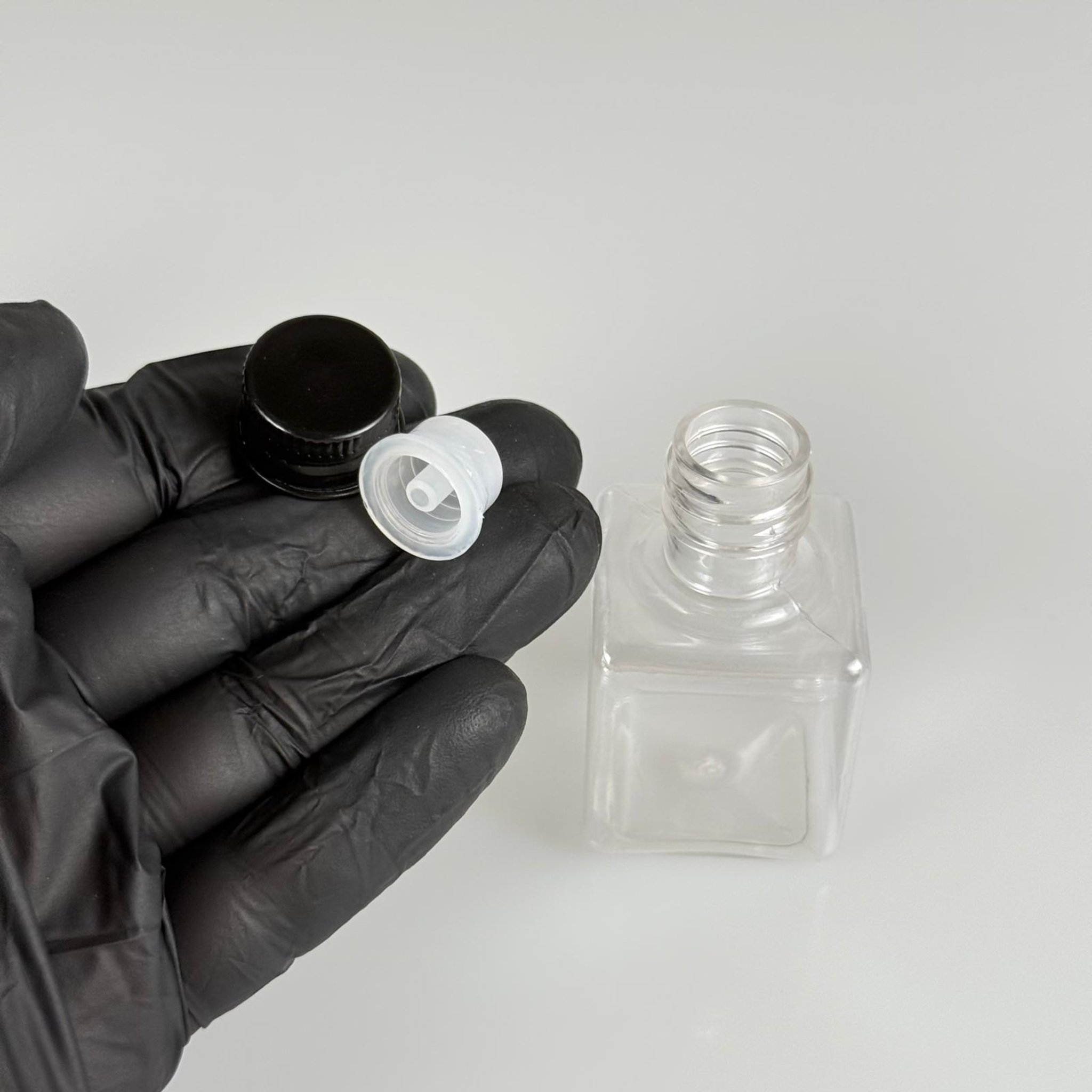 35 CC ŞEFFAF KARE PET ŞİŞE - KÖPÜK CONTALI SİYAH ALÜMİNYUM METAL KAPAKLI + KOLONYA TIPALI TAKIM - 35 ML ŞEFFAF KARE PET ŞİŞE