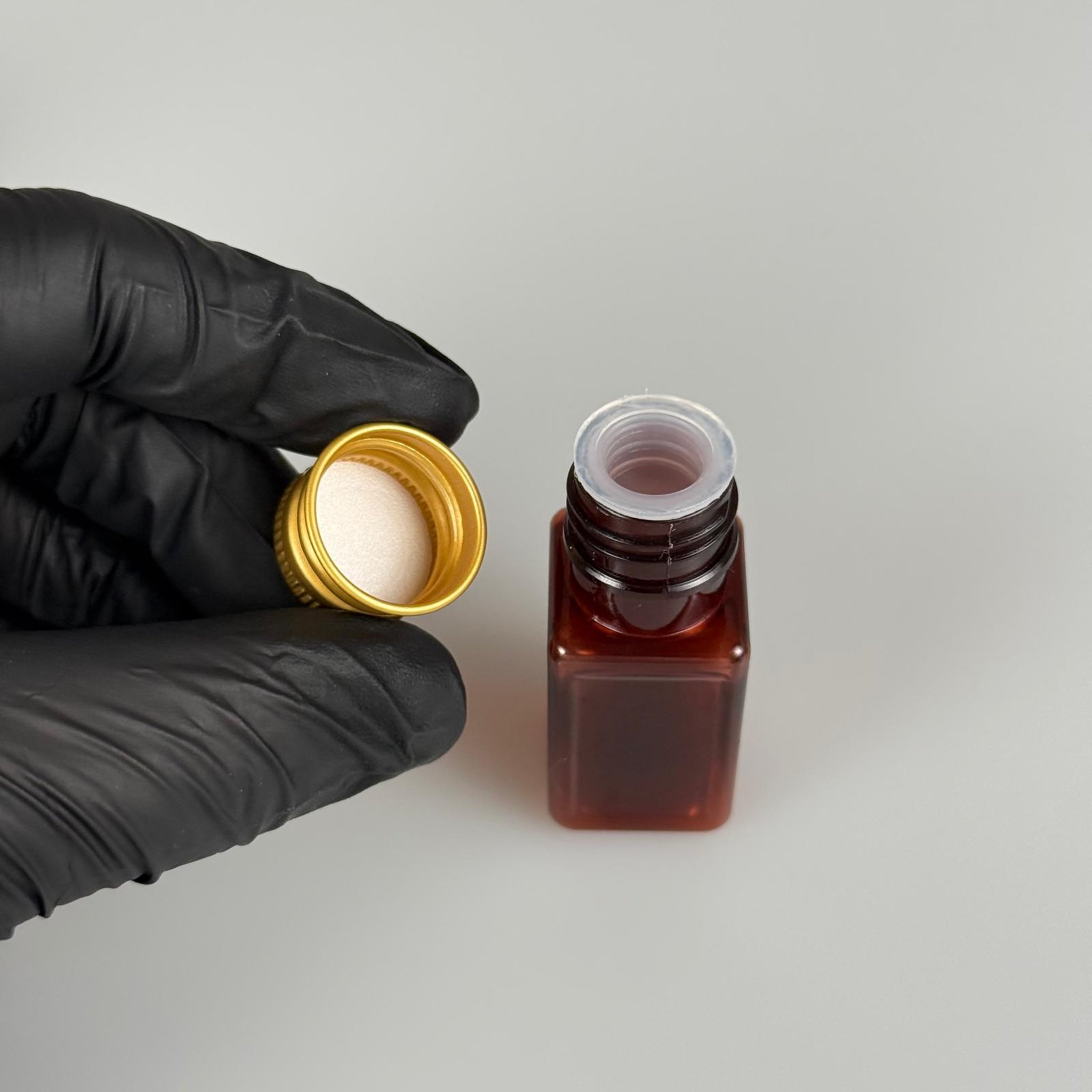 10 CC AMBER KARE PET SHOT ŞİŞE - KÖPÜK CONTALI GOLD ALÜMİNYUM METAL KAPAKLI + KÖR TIPALI TAKIM - 10 ML KAHVERENGİ PLASTİK ŞİŞE