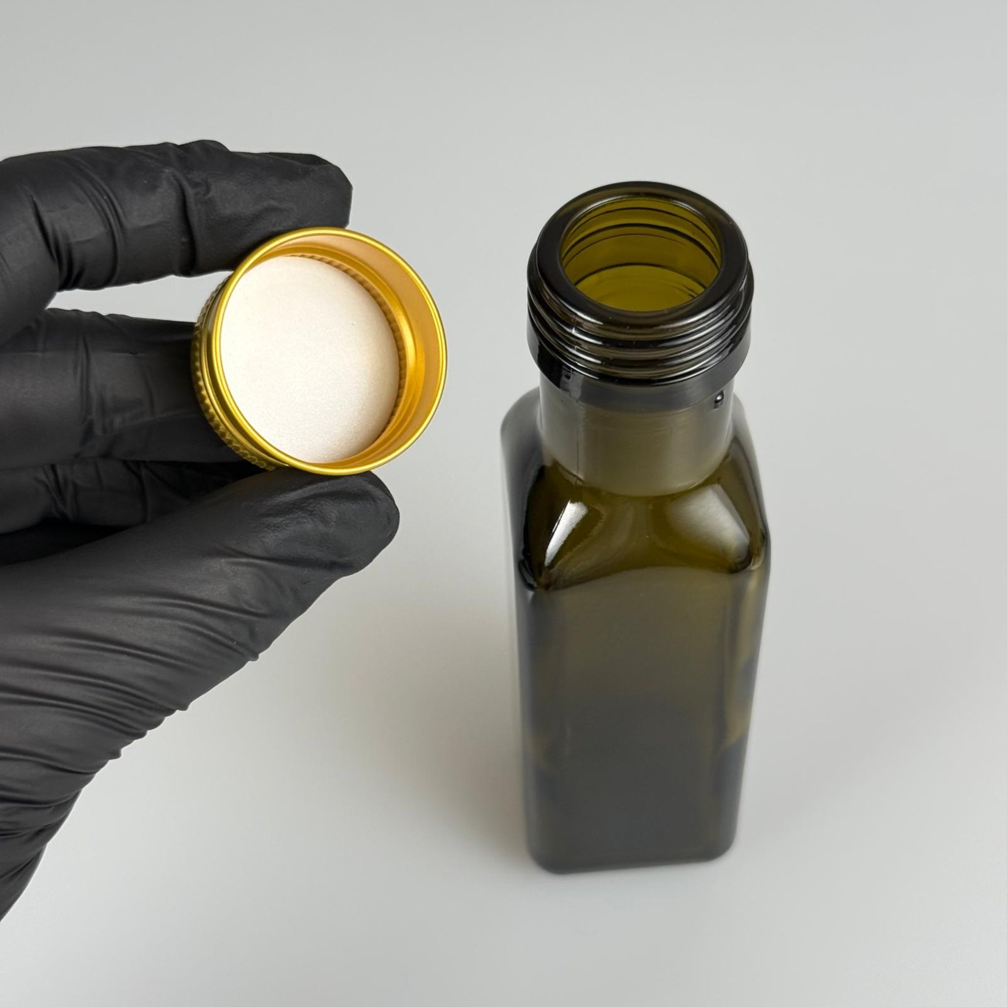 100 CC MARASKA CAM ŞİŞE KOYU YEŞİL (31 MM AĞIZ) - CONTALI GOLD ALÜMİNYUM METAL KAPAKLI - 100 ML KÖŞELİ KARE MARASCA YAĞ VE SOS ŞİŞELERİ