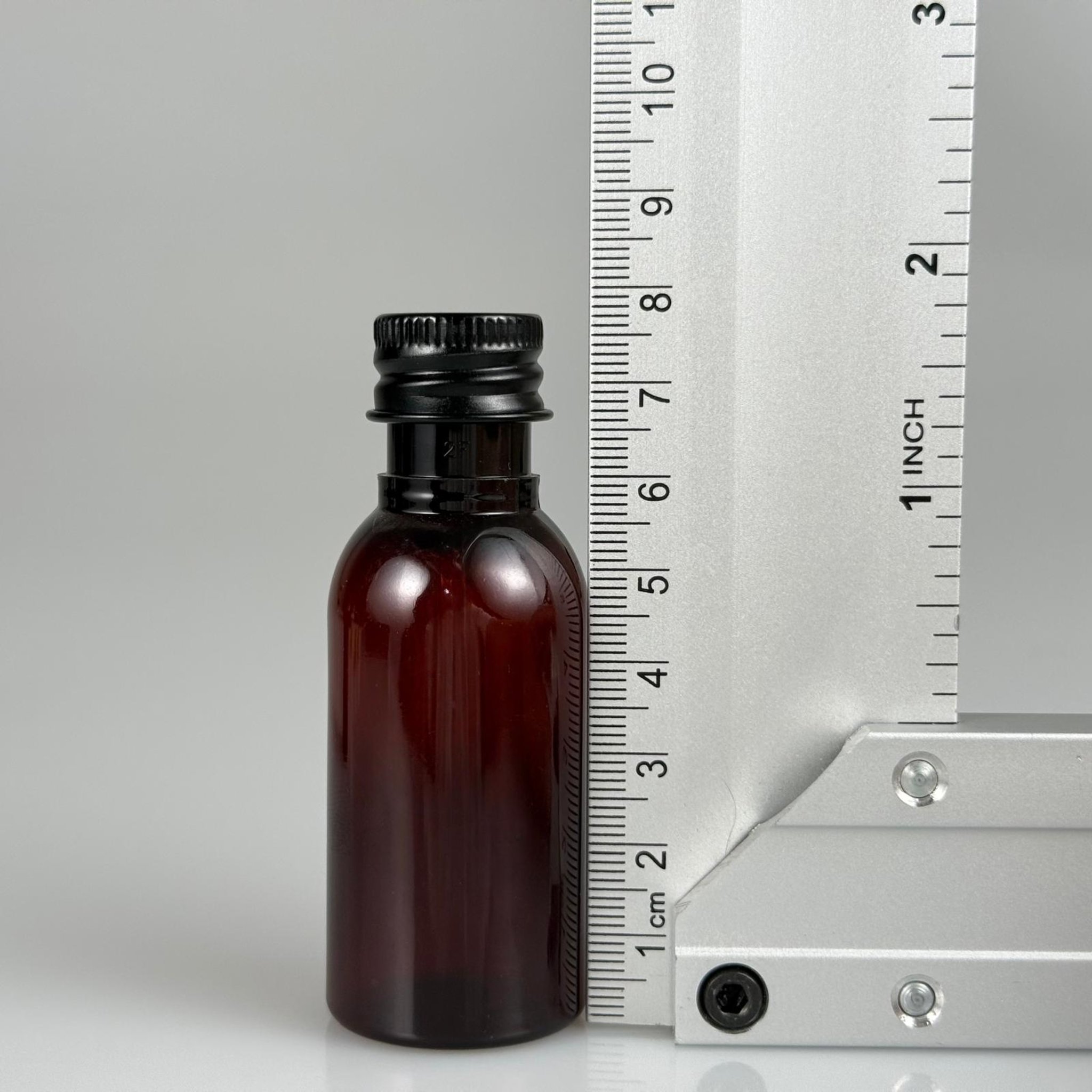 35 CC AMBER PET ŞİŞE - KÖPÜK CONTALI SİYAH ALÜMİNYUM METAL KAPAKLI + DAMLALIKLI KOLONYA TIPALI TAKIM - 35 ML KAHVERENGİ PET ŞİŞE