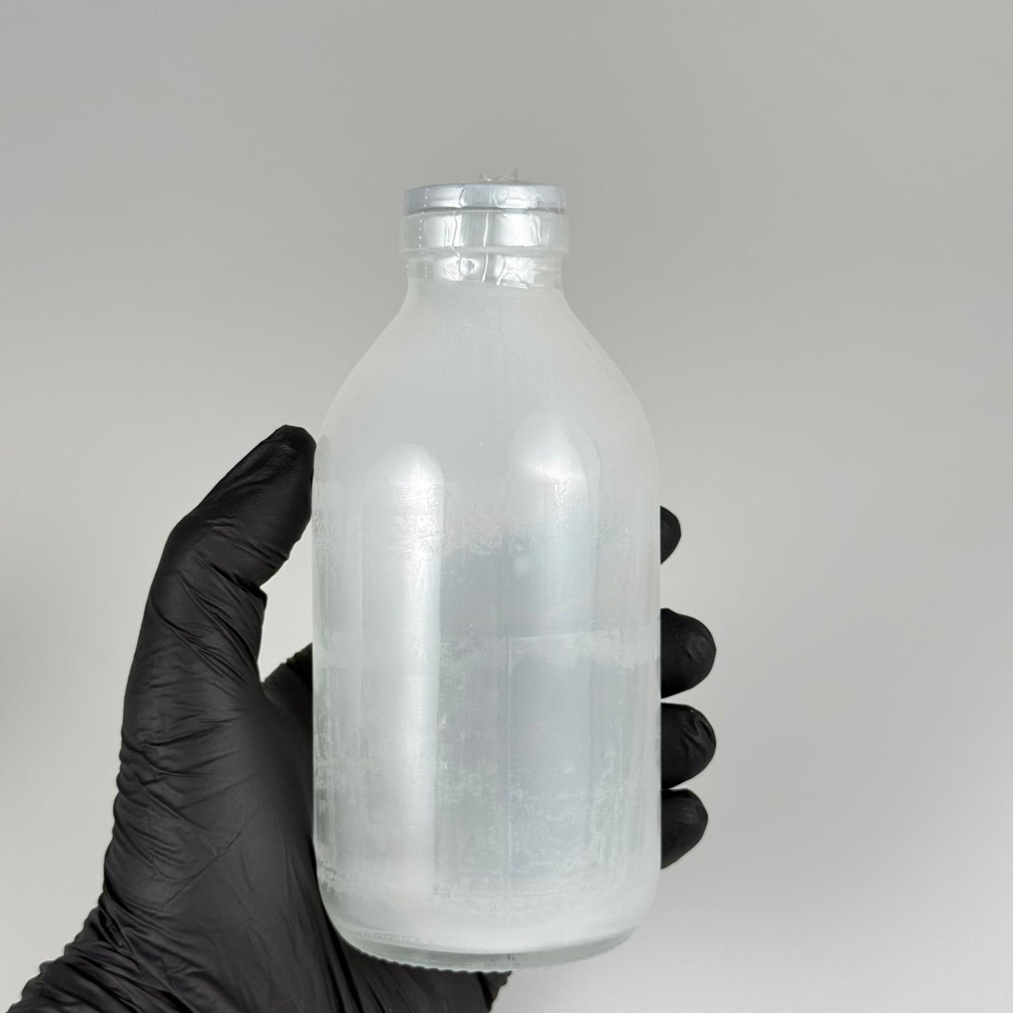 250 CC SERUM ŞİŞE + KAUÇUK BUTİL TAPA (32 AĞIZ) + EMNİYET BANDI (ISI TABANCASI İLE UYGULANIR) - ENJEKTÖR İLE SIVI ÇEKİLEBİLİR