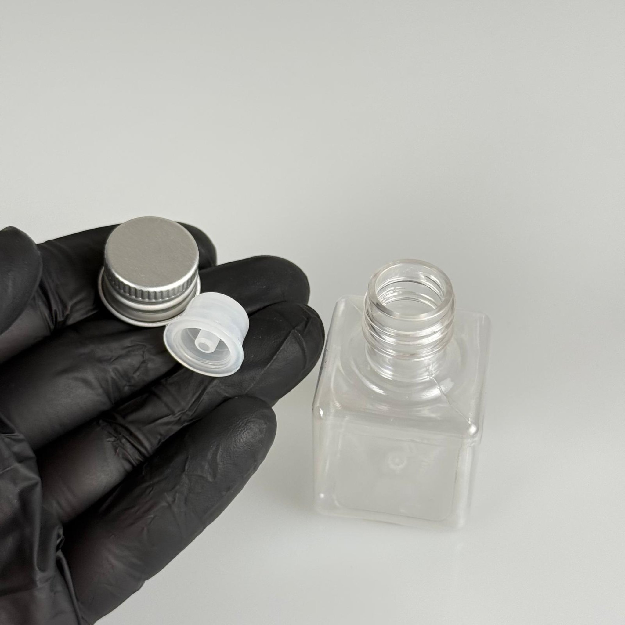 35 CC ŞEFFAF KARE PET ŞİŞE - KÖPÜK CONTALI GÜMÜŞ ALÜMİNYUM METAL KAPAKLI + DAMLALIKLI KOLONYA TIPALI TAKIM - 35 ML ŞEFFAF KARE PET ŞİŞE