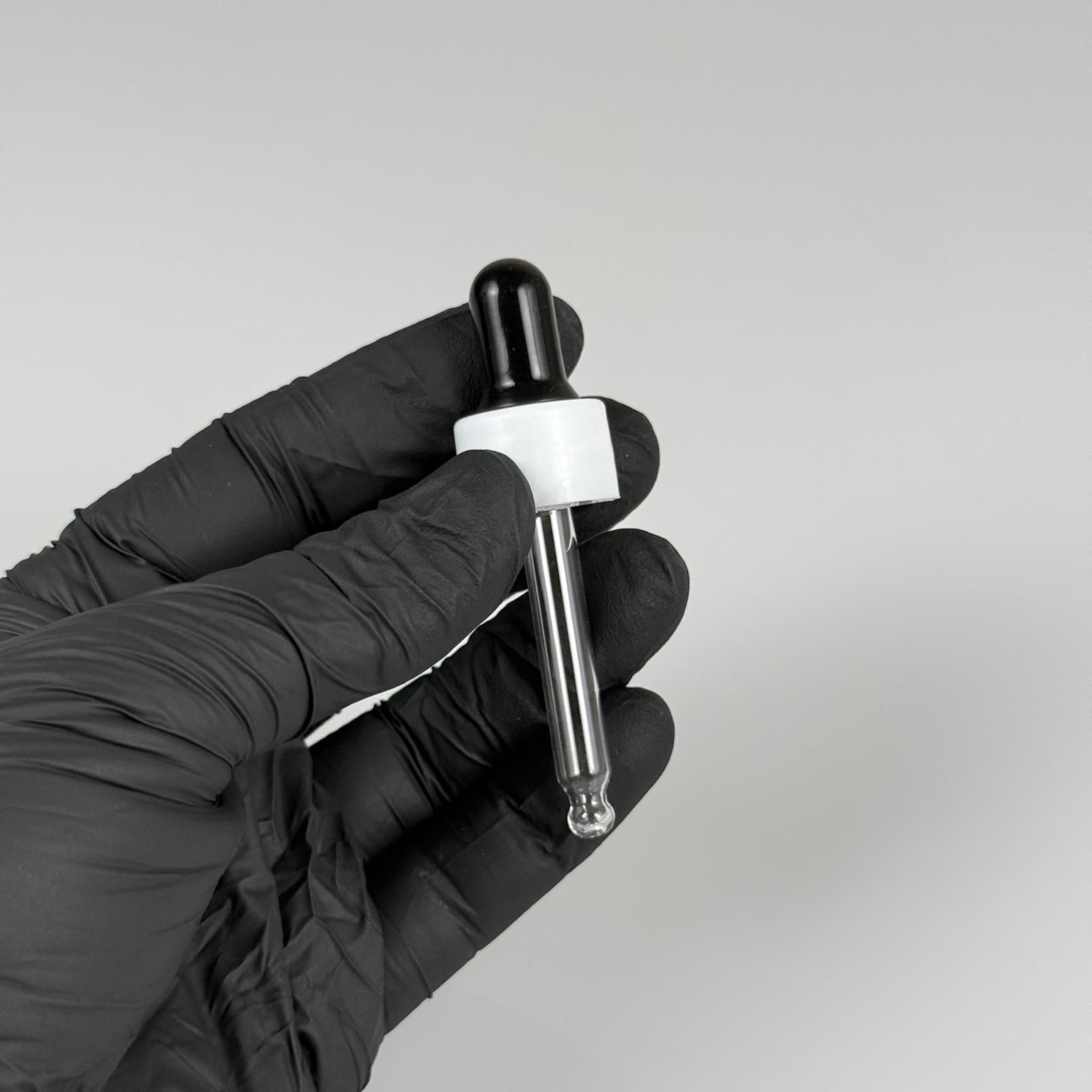 18 MM CAM DAMLALIKLI TAKIM - SİYAH EMZİK +  DELİKLİ PLASTİK DÜZ BEYAZ KAPAK + 59 MM CAM PİPET