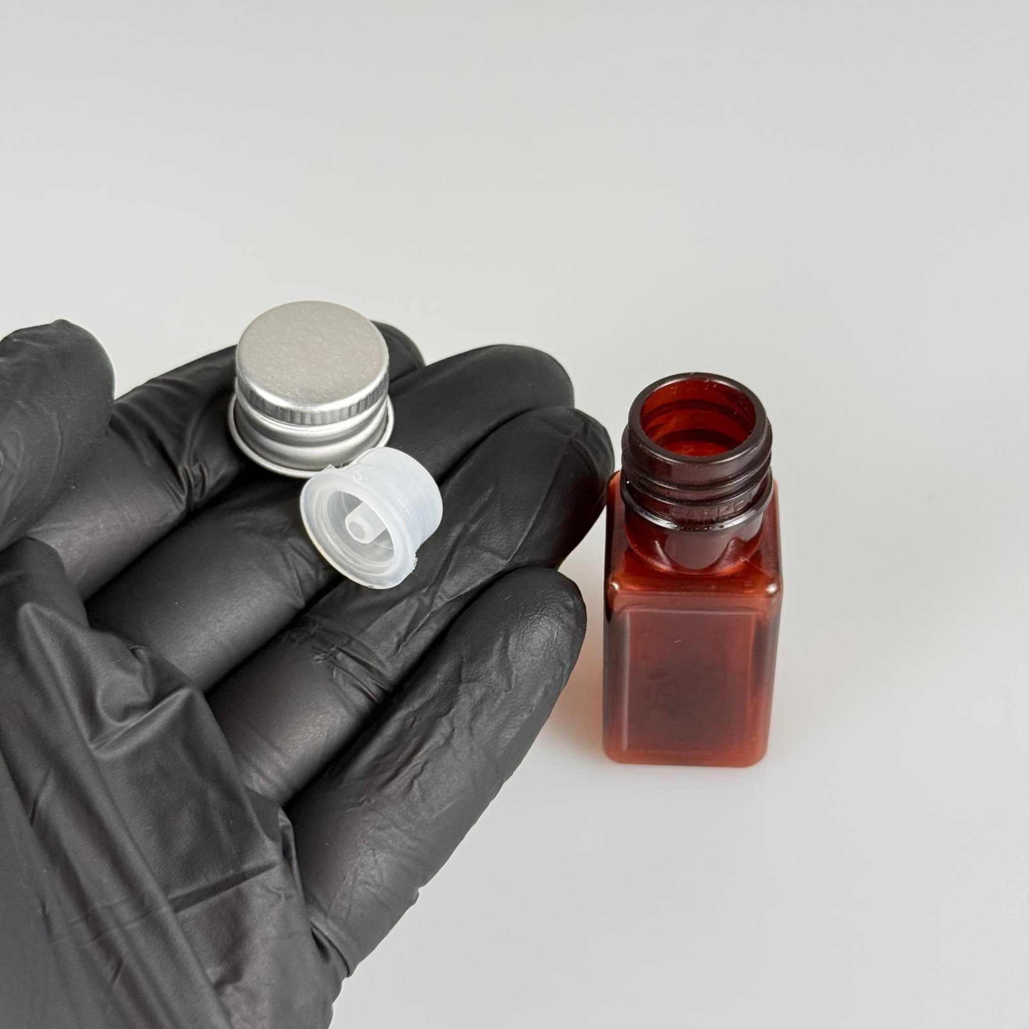 10 CC AMBER KARE PET SHOT ŞİŞE - KÖPÜK CONTALI GÜÜMŞ ALÜMİNYUM METAL KAPAKLI + DAMLALIKLI KOLONYA TIPALI TAKIM - 10 ML KAHVERENGİ PLASTİK ŞİŞE