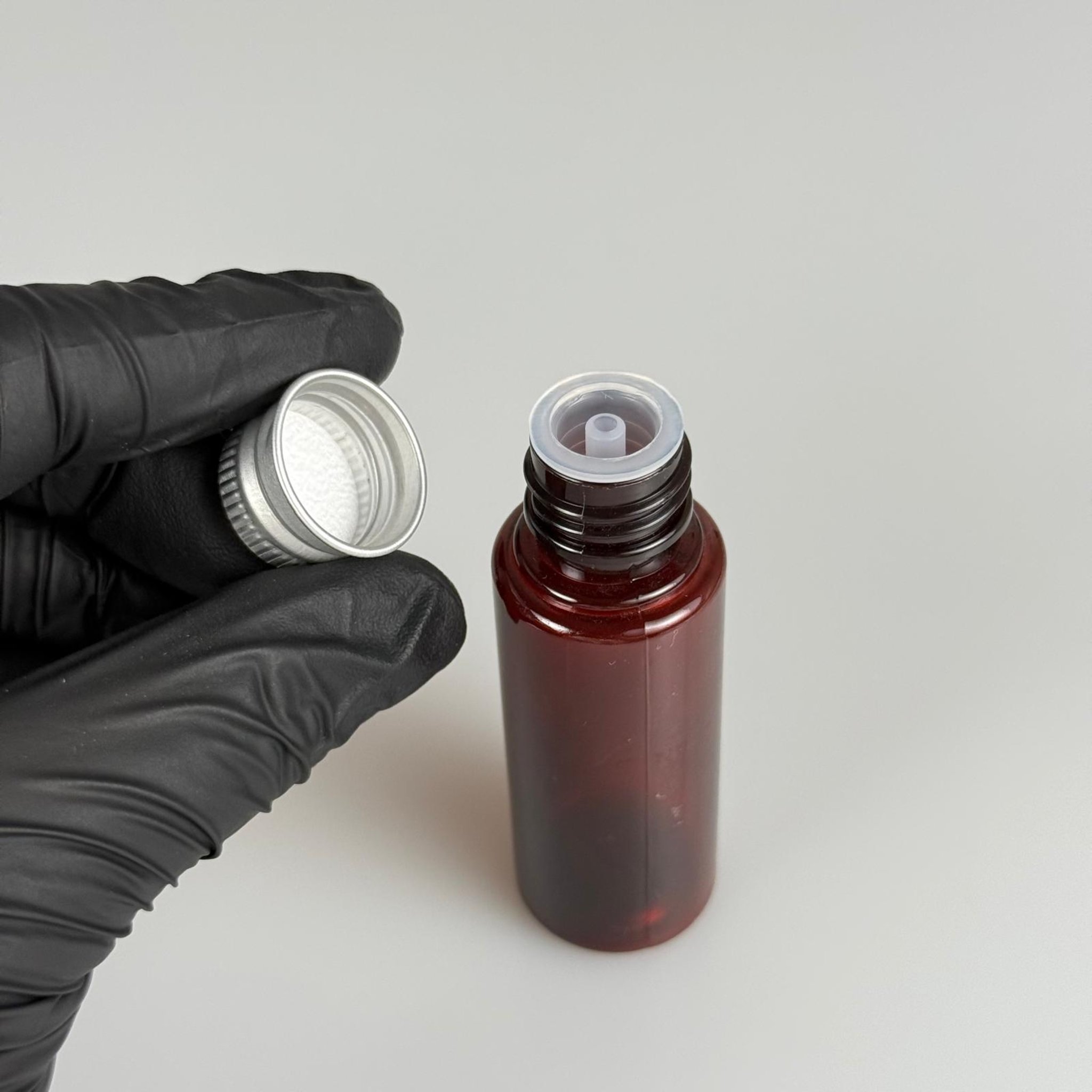 30 CC PET AMBER SHOT ŞİŞE - KÖPÜK CONTALI GÜMÜŞ ALÜMİNYUM METAL KAPAKLI + DAMLALIKLI KOLONYA TIPALITAKIM - 30 ML KAHVERENGİ PLASTİK ŞİŞE