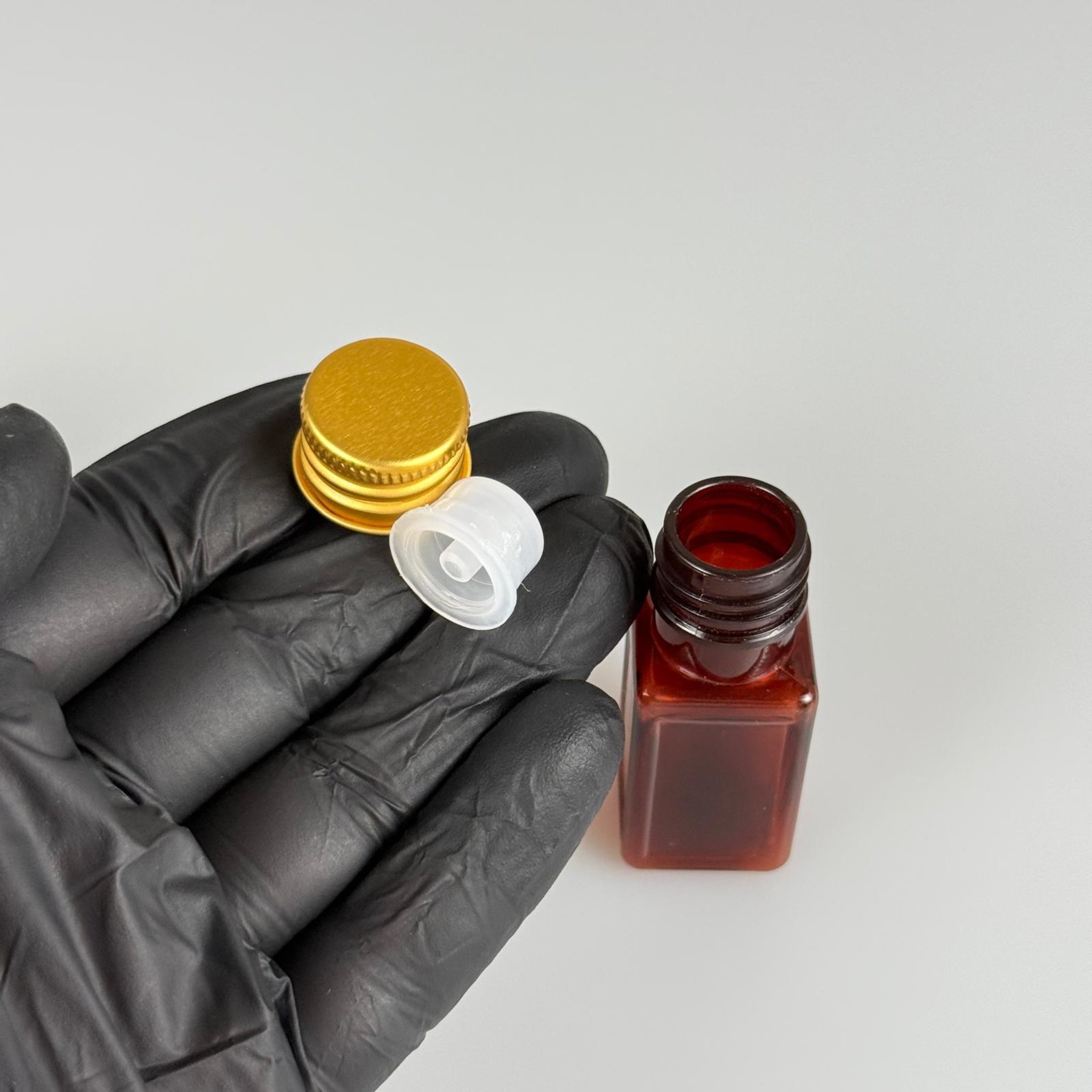 10 CC AMBER KARE PET SHOT ŞİŞE - KÖPÜK CONTALI GOLD ALÜMİNYUM METAL KAPAKLI + DAMLALIKLI KOLONYA TIPALI TAKIM - 10 ML KAHVERENGİ PLASTİK ŞİŞE