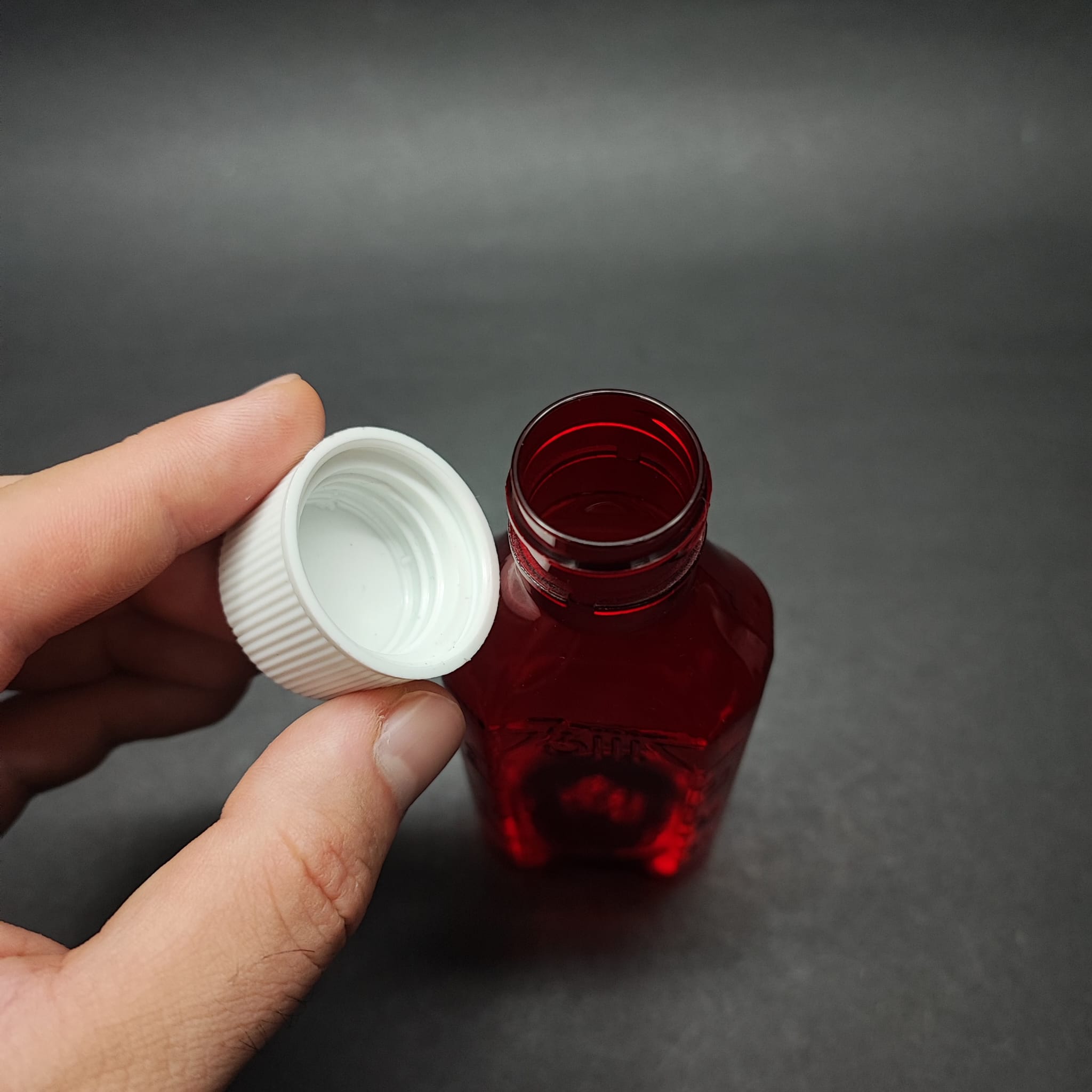 80 CC ÖLÇEKLİ PET ŞİŞE - BEYAZ ÇOCUK KİLİTLİ KAPAKLI - 80 ML VE OZ ÖLÇÜLÜ KIRMIZI PET ŞİŞE