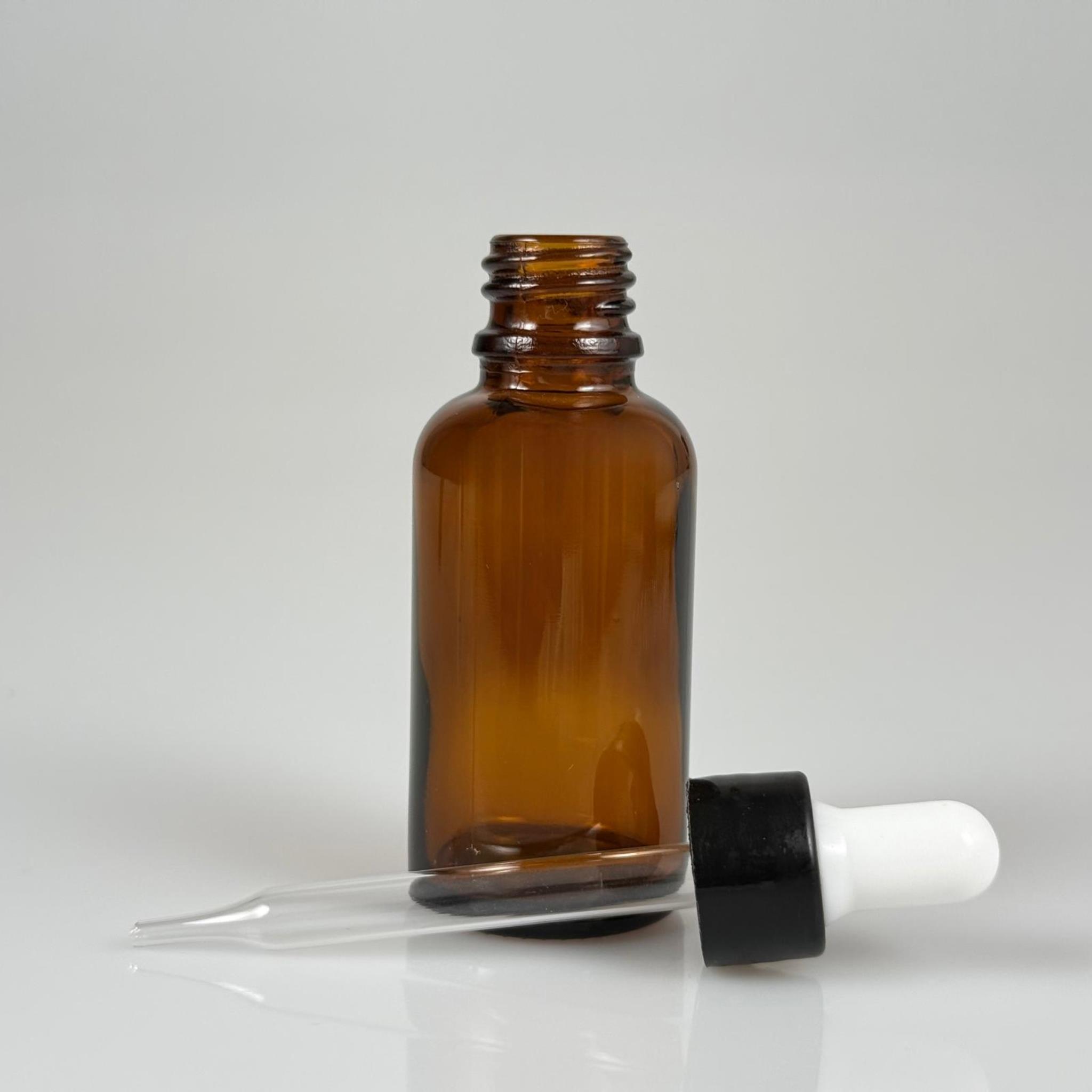 30 CC AMBER İNCE UÇLU CAM DAMLALIKLI ŞİŞE - BEYAZ EMZİK + SİYAH DÜZ KAPAK + CAM PİPET TAKIM - 30 ML KAHVERENGİ DAMLALIKLI ŞİŞE SETİ