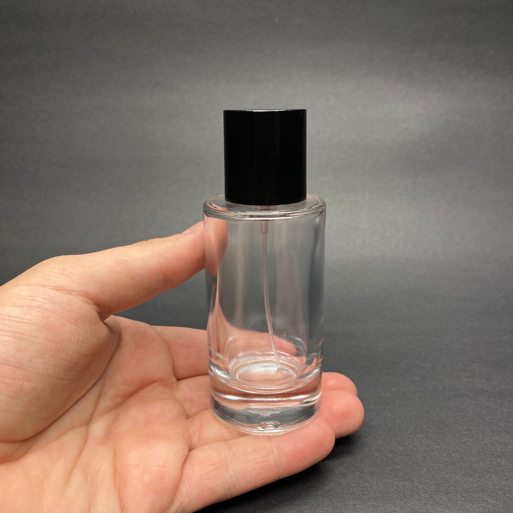 50 ML SİLİNDİR MODEL MARS PARFÜM ŞİŞESİ - GÜMÜŞ METAL SPREYLİ + SİYAH KAPAKLI (AĞIZ 15 MM GEÇME KOLAY KAPAMA)