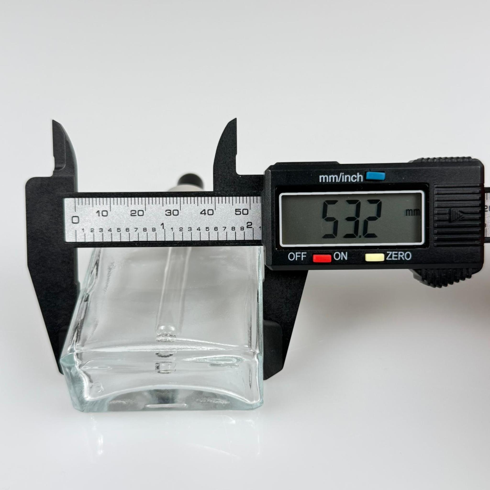 40 CC YASSI DİKDÖRTGEN KÖŞELİ KISA PRESTİJLİ CAM DAMLALIKLI ŞİŞE - SİYAH EMZİK - GÜMÜŞ METALİK KAPAK - 40 ML CAM DAMLALIKLI ŞİŞE - DAMLALIKLI BOŞ ŞİŞE