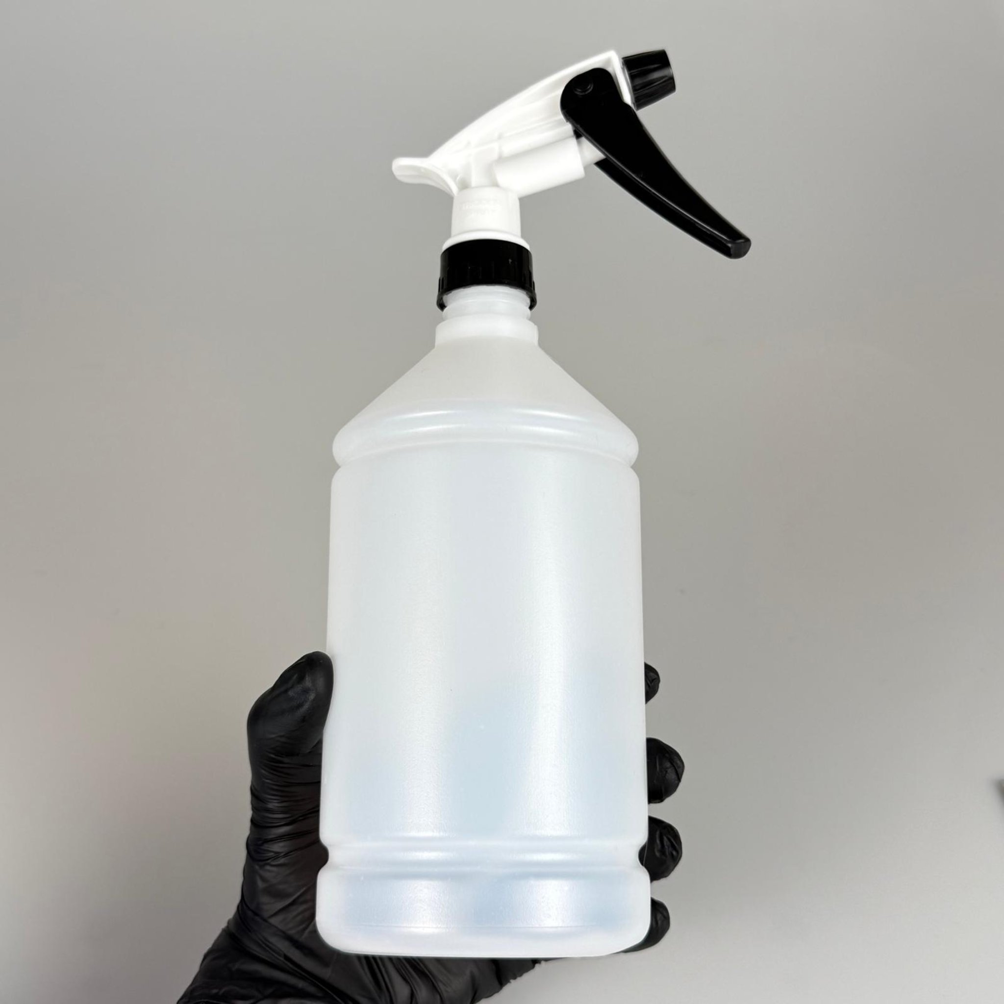 1000 CC TİNER ŞİŞESİ - BÜYÜK SİYAH BEYAZ DOZAJLI KİMYASALA DAYANIKLI TRİGER TETİK SPREYLİ - 1000 ML KİMYASALA DAYANIKLI PLASTİK ŞİŞE - 1 LT POLİETİLEN ŞİŞE - TOMBUL OTO TEMİZLİK ŞİŞESİ
