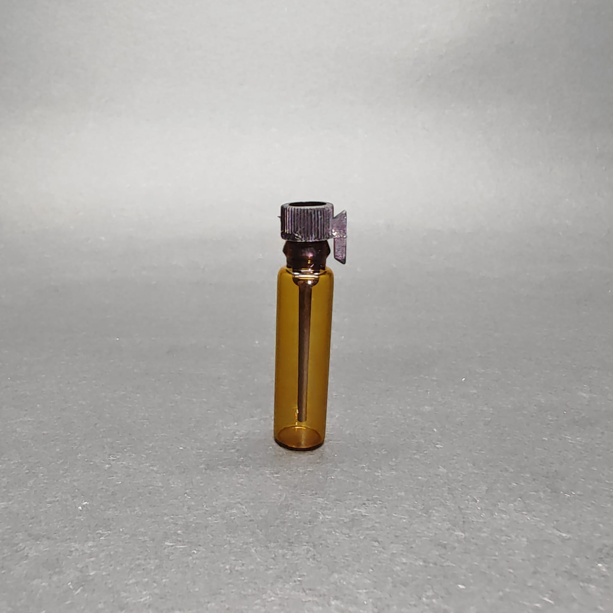 1 CC AMBER KAHVERENGİ ÇUBUKLU ŞİŞE PLASTİK TIPALI - GÜLYAĞI ŞİŞESİ - KOKU VE ESANS ŞİŞESİ - TESTER ŞİŞE - 1 ML CAM ŞİŞE